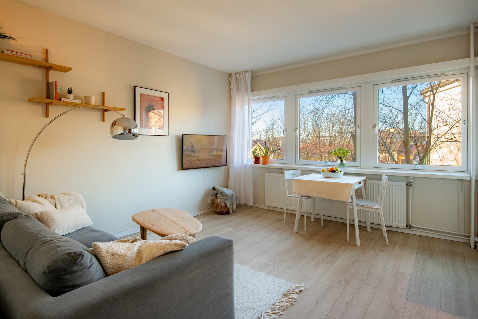 Stuen er romslig og lys, med en innbydende atmosfære som gjør den til et naturlig samlingspunkt i boligen Galleribilde