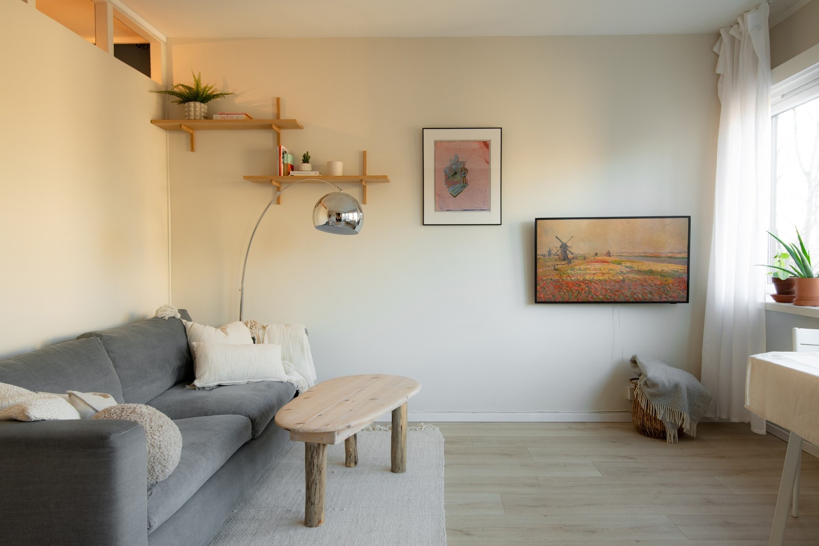 Med god plass til å skape flere soner, kan stuen enkelt innredes både med sofagruppe, spiseplass og eventuelt et hyggelig lesehjørne. Galleribilde