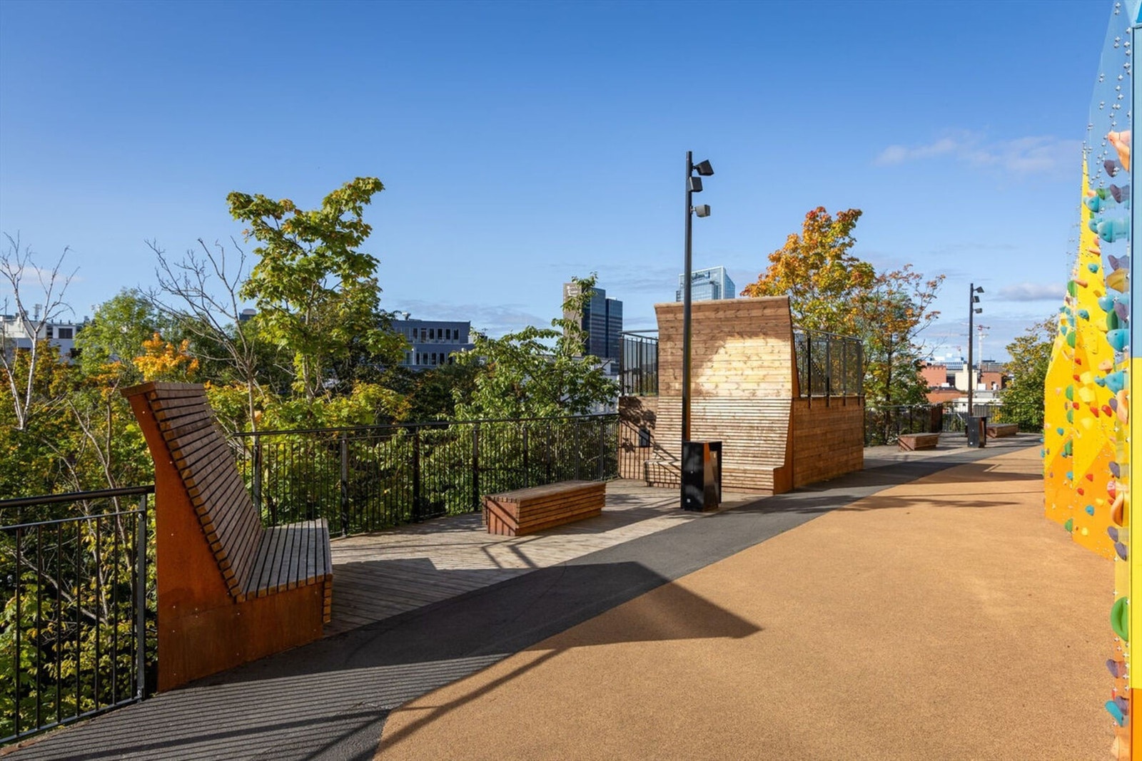 Flott klatrevegg og utsiktspunkt over byen på borettslagets fellesarealer. Galleribilde