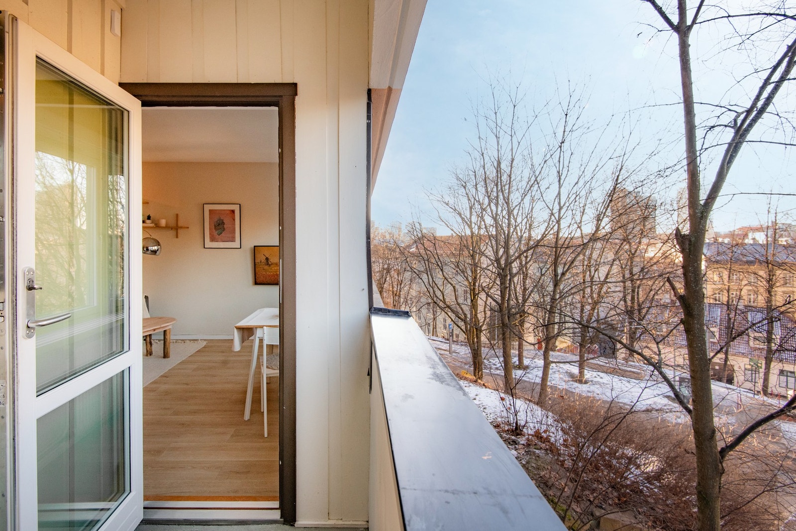 Her møter du en lys og innbydende leilighet med meget gode løsninger og gode solforhold. Galleribilde