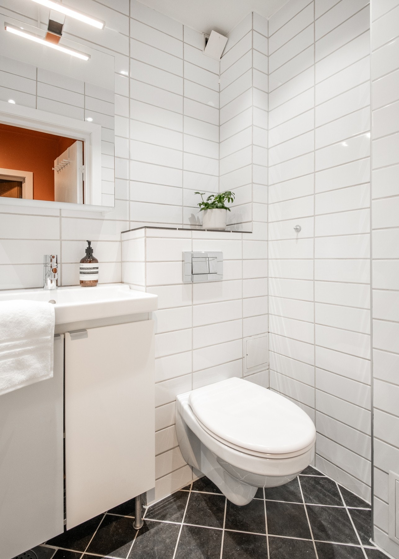 Delikat og innbydende bad som ifølge tidligere salgsoppgaver ble rehabilitert i 2007. Galleribilde