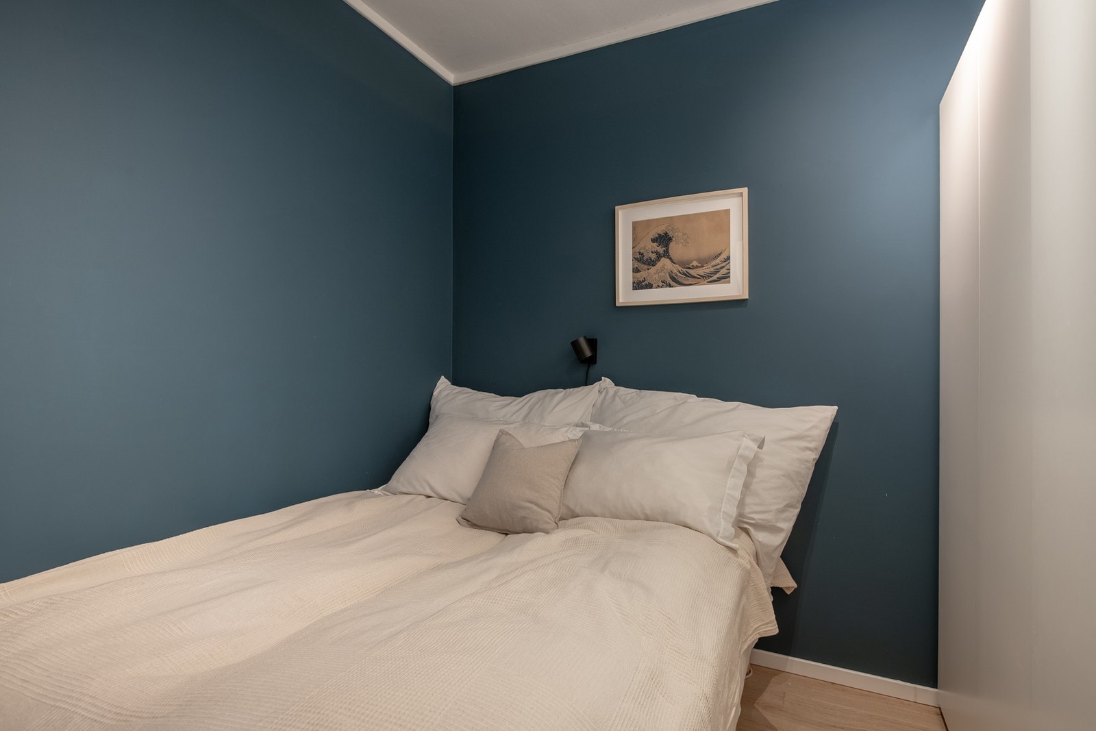 Romslig sovalkove med god plass til større seng samt garderobeskap. Galleribilde