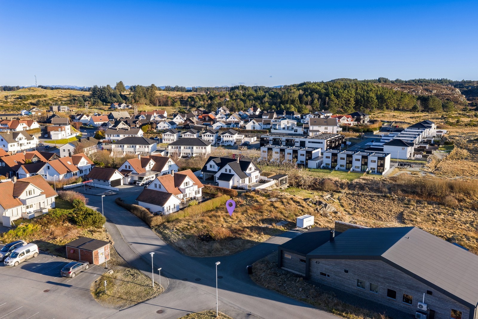 Her kan du bygge drømmehuset i et veletablert og aktivt nabolag, med naturen som nærmeste nabo. Tomten grenser til friområde. Galleribilde