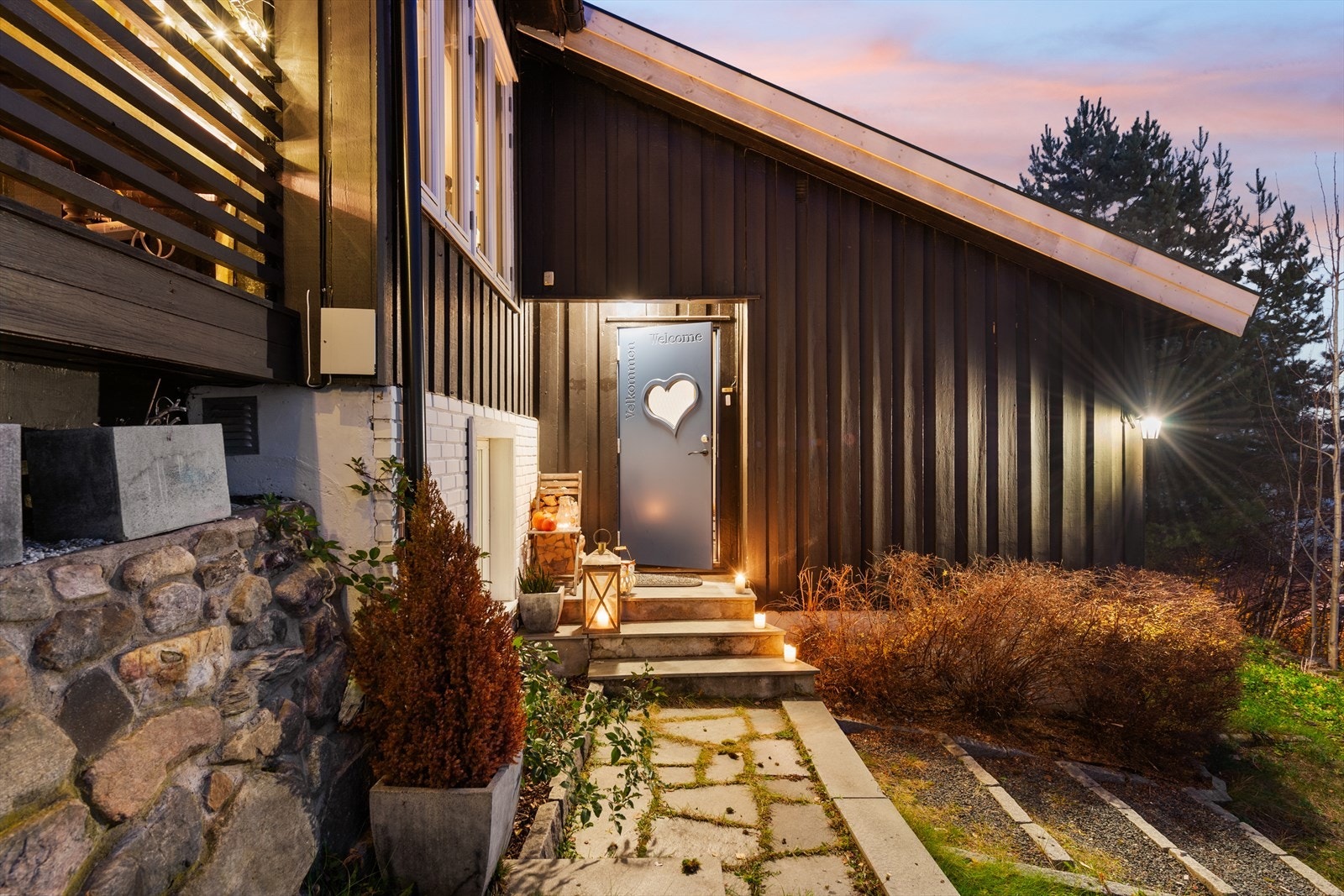 Boligen har en spennende løsning med 3 halvplan. Inngang er i mellomplanet. Galleribilde