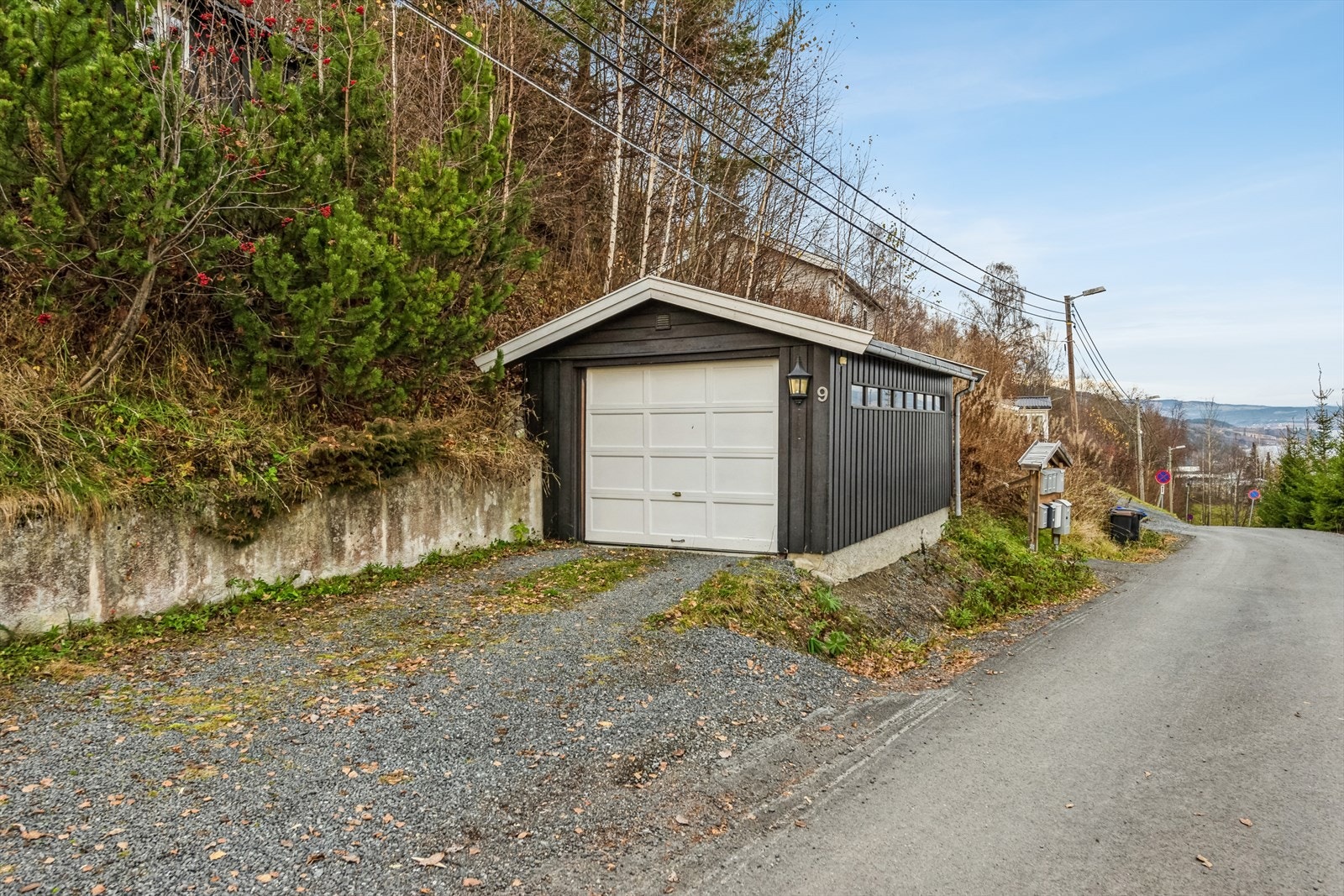 Garasjen er av eldre dato og det opplyses at den er plassert delvis utenfor dagens tomtegrense. Galleribilde