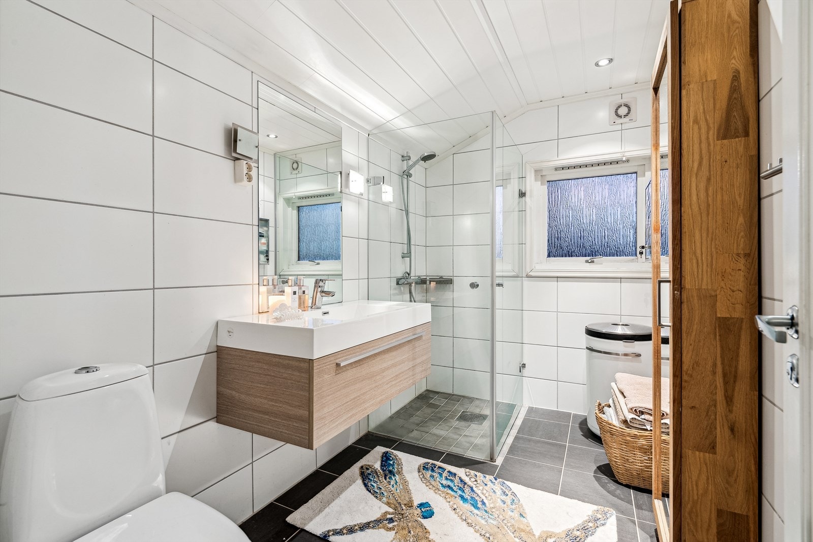 Bad på mellomplanet er innredet med dusjhjørne, wc og innredning. Elektrisk vifte og downlights. Galleribilde