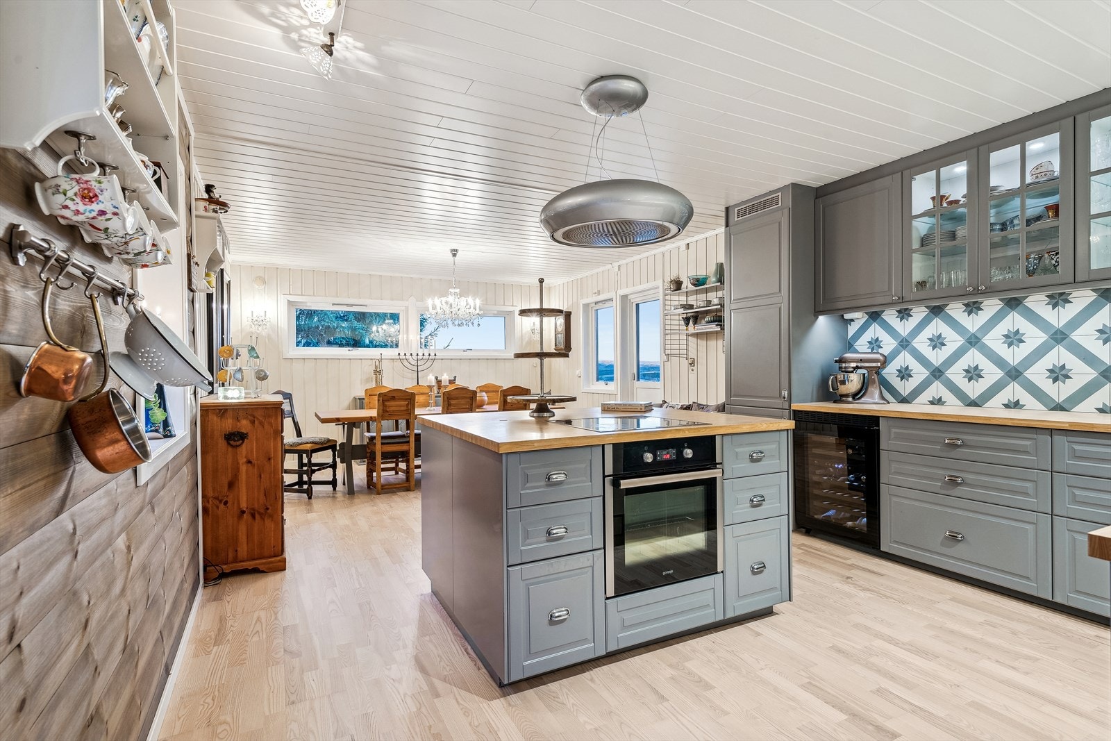 Flott kjøkken som er åpnet opp og modernisert i 2019. Integrerte hvitevarer som komfyr, platetopp, kjøl/frys og vinskap medfølger. Galleribilde