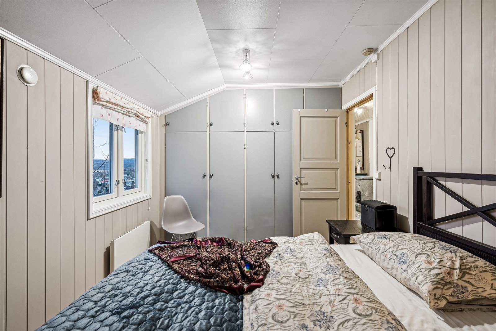 Soverom 1 med innebygget garderobeløsning. Galleribilde