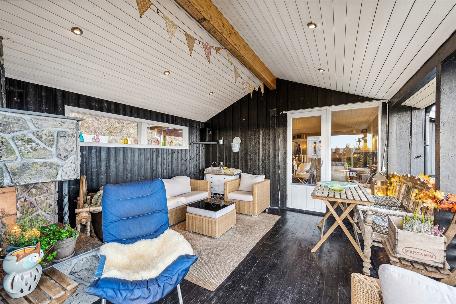 Terrassen ble tilbygget i 1982 og har en fin utepeis. Galleribilde