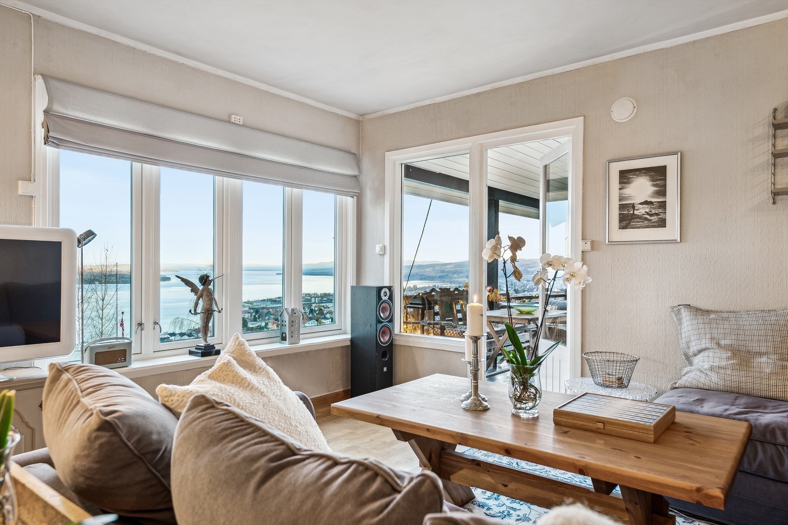 Fra stuen er det store vindusflater hvor man kan nyte utsikten over Mjøsa. Galleribilde