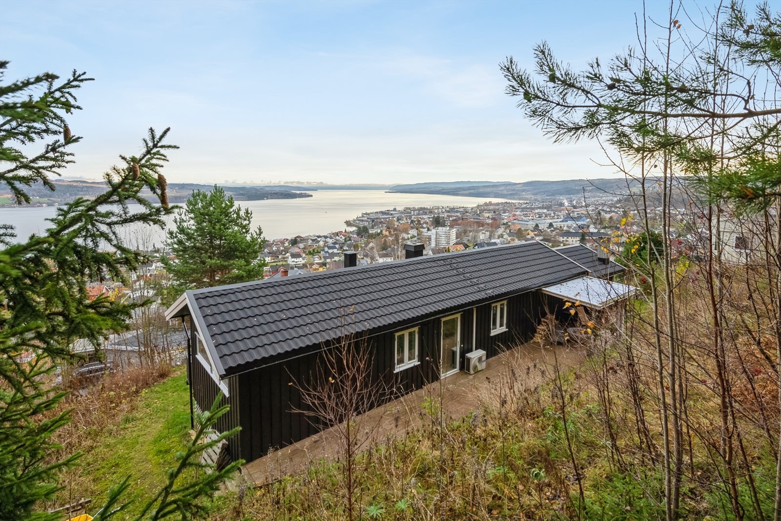 Eiendommen består av to gårds- og bruksnummer. Totalt på 1579 kvm. Galleribilde