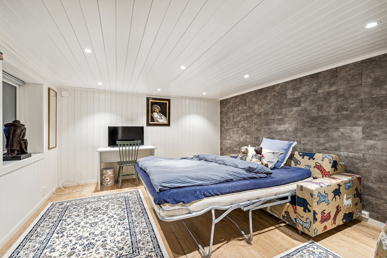 Soverom i underetasjen. Dette rommet er innredet etter byggeår. Det er omsøkt og godkjent i kommunen for varig opphold. Galleribilde