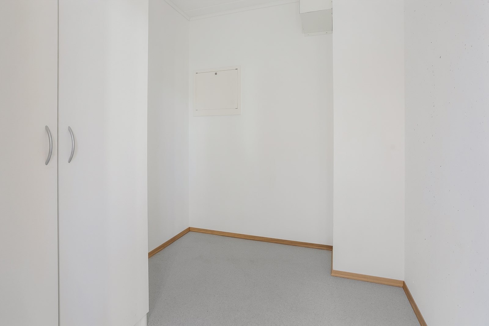 Sportsbod ved inngangsparti Galleribilde