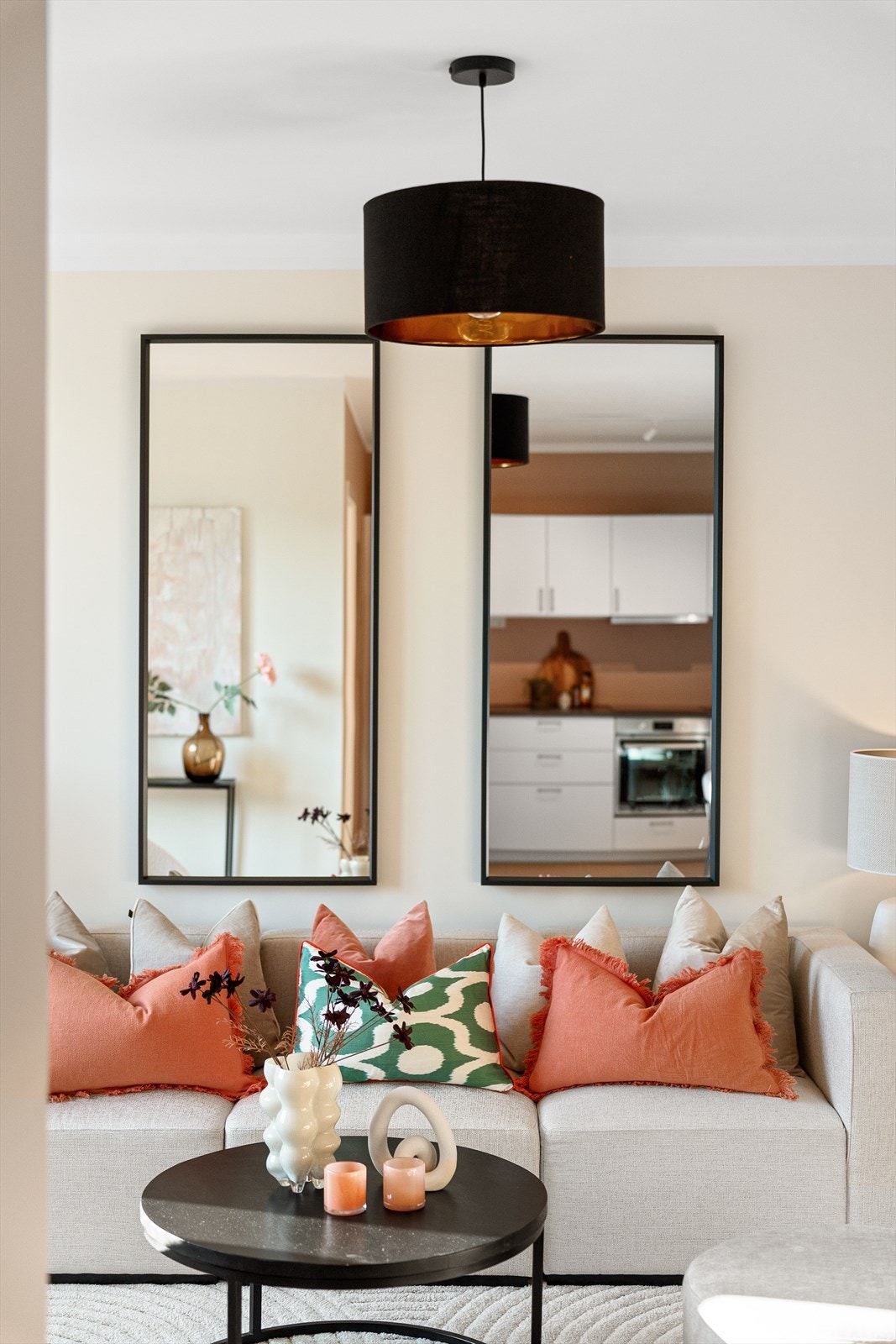 Her får du en bolig som kombinerer funksjonalitet med design, og som er perfekt tilpasset en moderne livsstil. Galleribilde