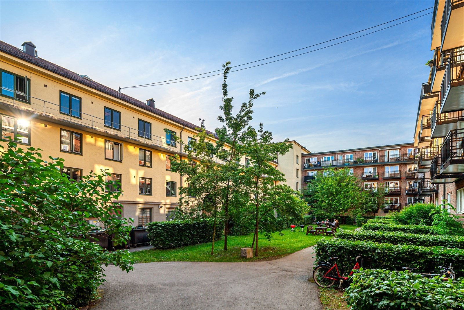 Bakgården er en skjermet oase midt i byen, preget av frodig beplantning og rolig atmosfære. Felles sitteplasser og grill. Galleribilde