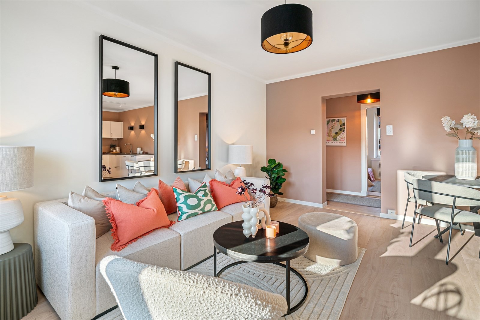 Den luftige planløsningen gir god plass til både sofagruppe og spisebord, og legger til rette for et sosialt og funksjonelt oppholdsrom. Galleribilde