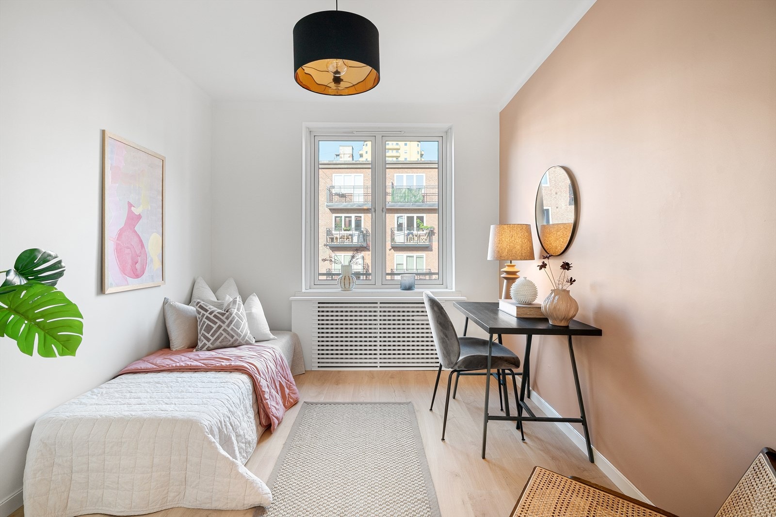 Det andre soverommet vender også mot den rolige bakgården, og tilbyr et stille og behagelig rom som passer perfekt som barnerom, gjesterom eller hjemmekontor. Galleribilde