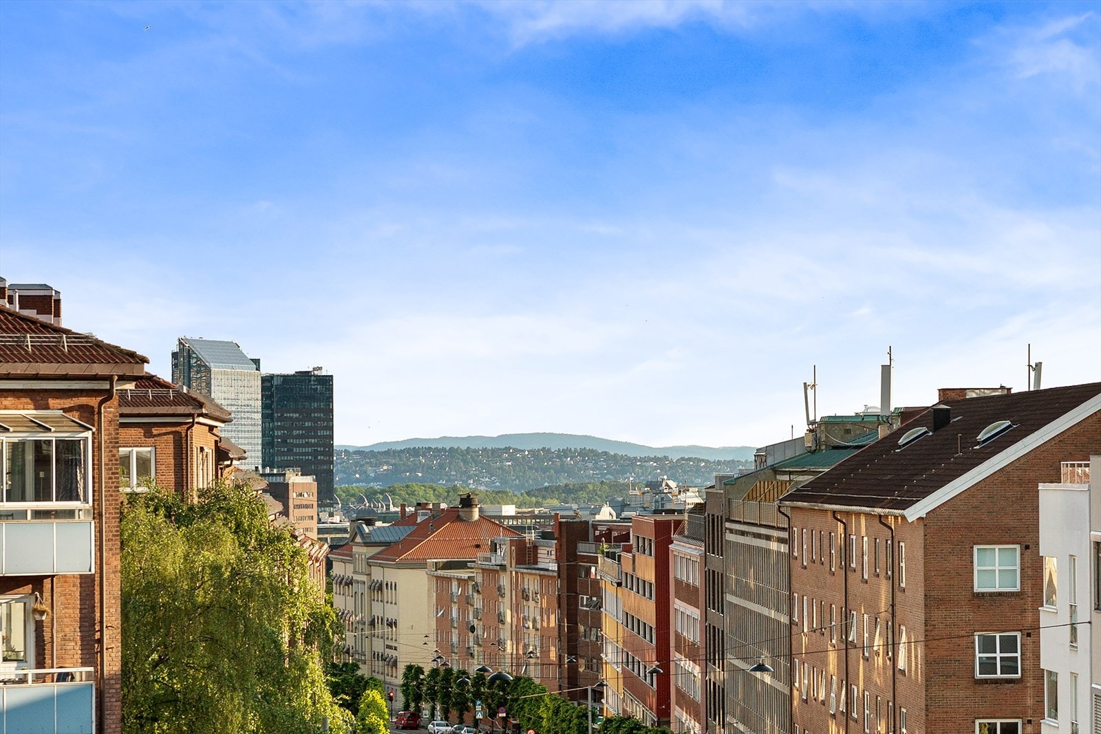 Leiligheten har flott utsikt over byens skyline. Fra stuen og soverom 3 kan du også nyte en vakker byutsikt som tilfører rommene en ekstra kvalitet. Galleribilde