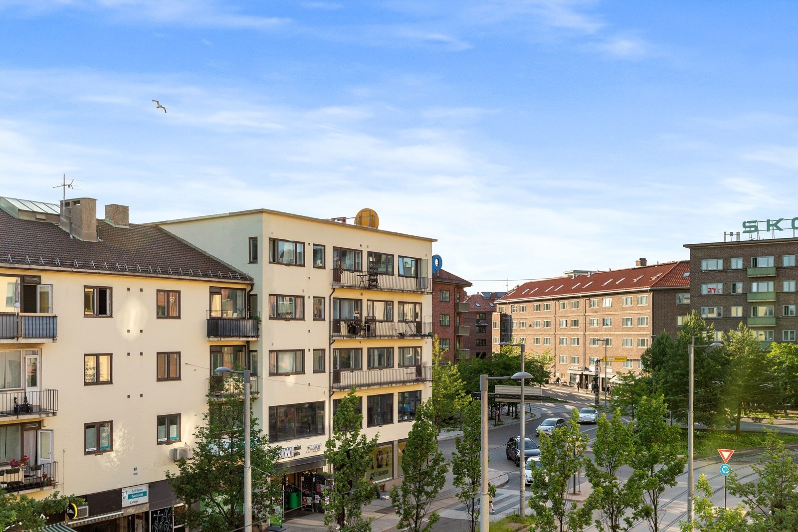 Kort vei til Carl Berner Torg med blant annet Kaffebrenneriet, Coop Mega og apotek Galleribilde
