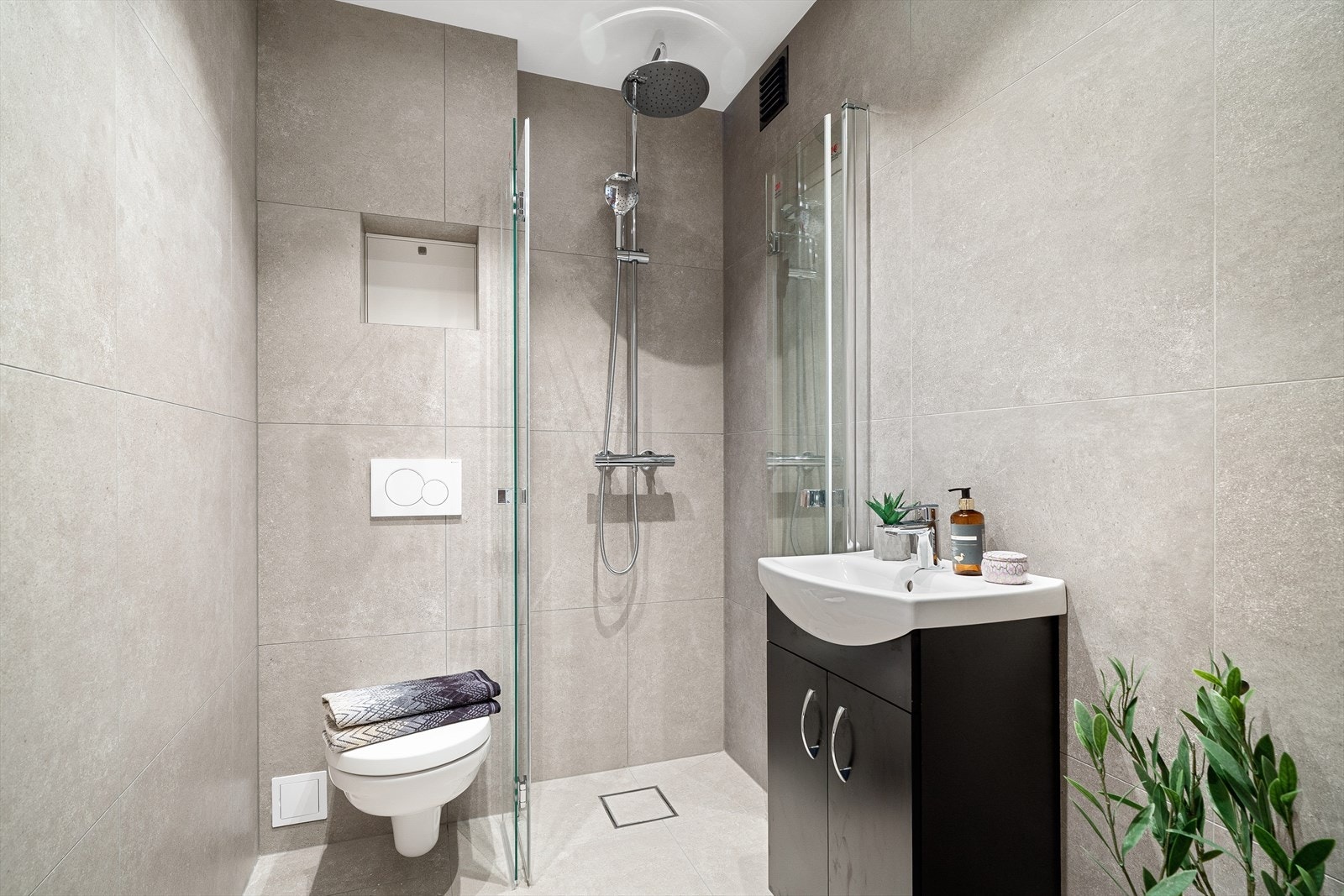 Delikat flislagt baderom, kosmetisk oppgradert i 2025, med opplegg for vaskemaskin. Galleribilde