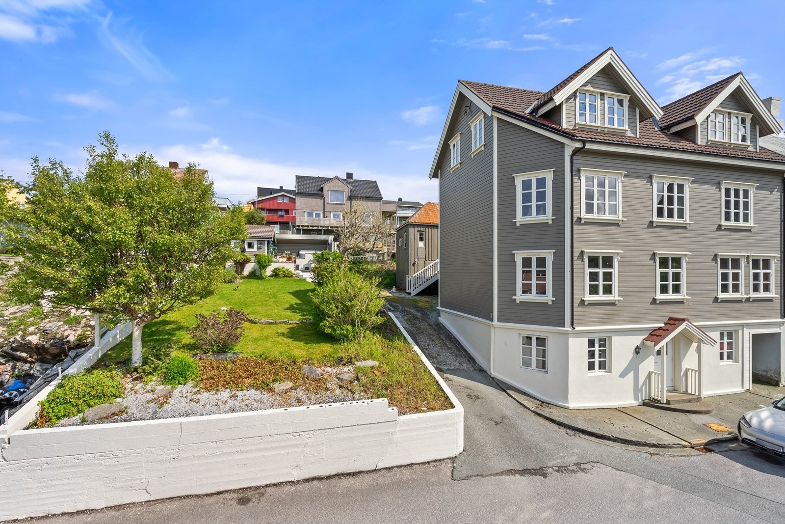 Boligen selges som en hel tomannsbolig og er oppdelt i 2 seksjoner Galleribilde