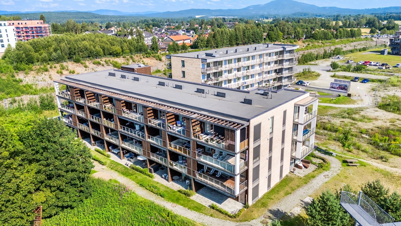 Leiligheten ligger fint til i sameiet på hjørnet av bygget. Galleribilde