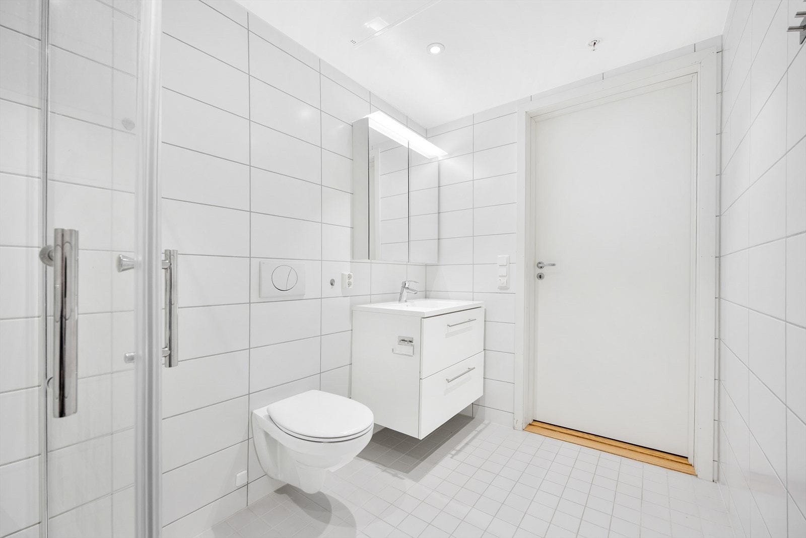 Badet har gulvvarme, innfelte downlights og opplegg for vaskemaskin. Galleribilde