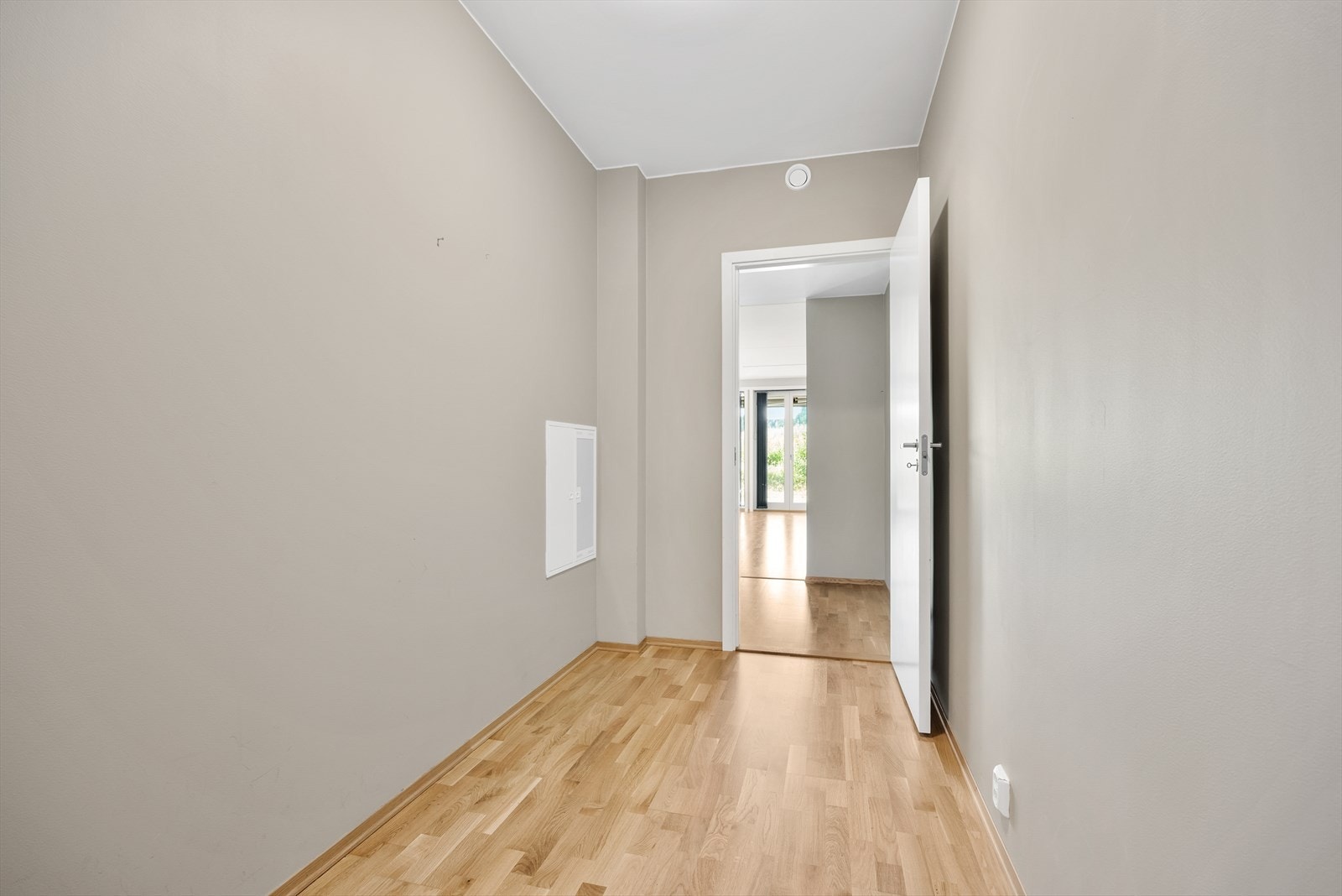 Entréen er lys og romslig, med plass til garderobe og diskret teknisk utstyr. Galleribilde