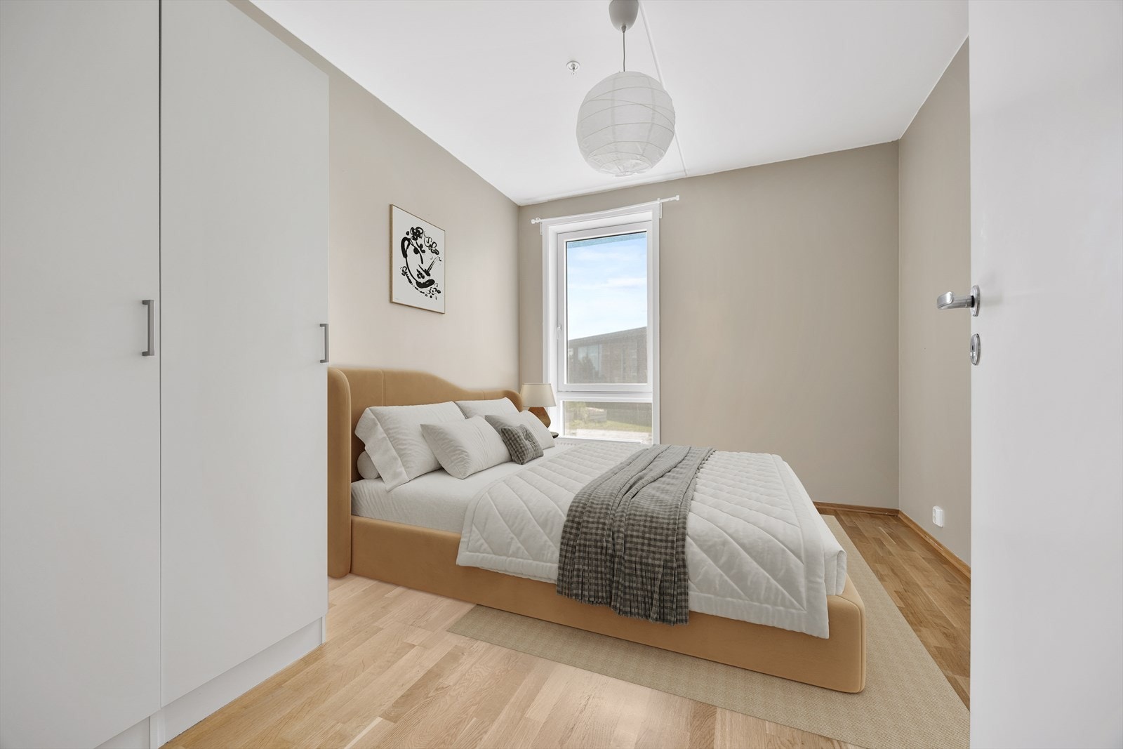 Hovedsoverom med garderobeskap og plass til dobbeltseng gir rolig atmosfære. Galleribilde