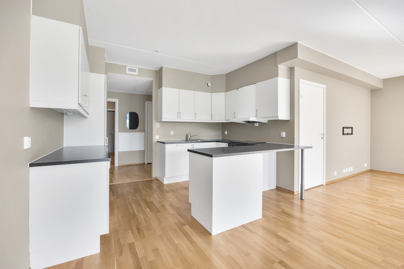 Romslig kjøkkeninnredning hvor det er godt med skap- og benkeplass. Galleribilde