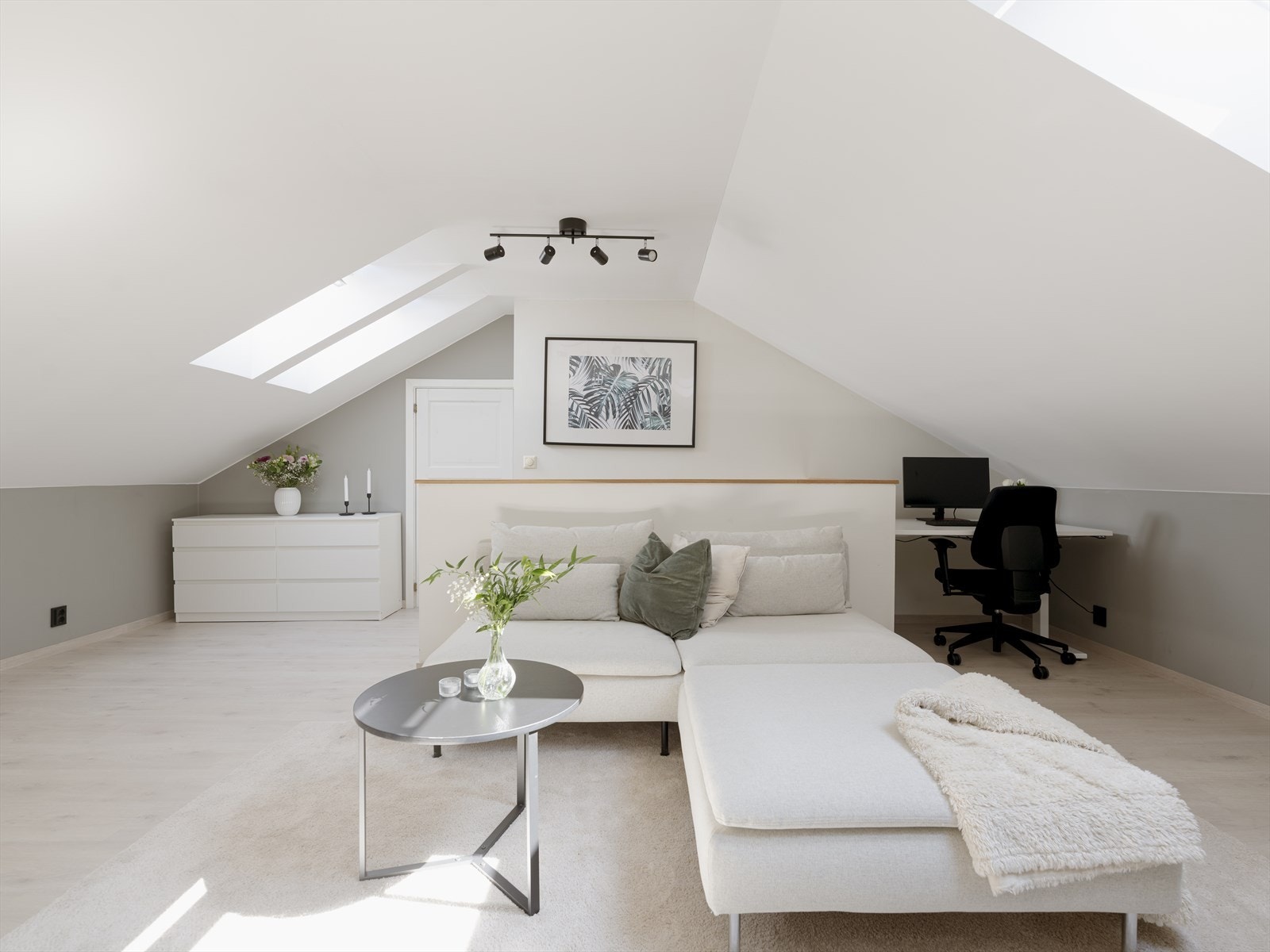 Rommet er malt i en lys og delikat farge, og i tillegg til vinduene i taket, skaper dette en lys og behagelig atmosfære. Galleribilde