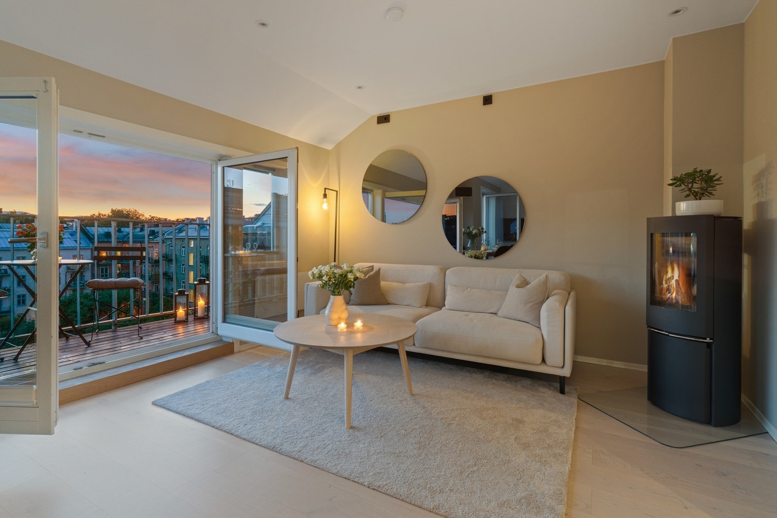 Boligen har en særdeles god planløsning, gjennomgående lysforhold og luftig utsikt over byen. Galleribilde