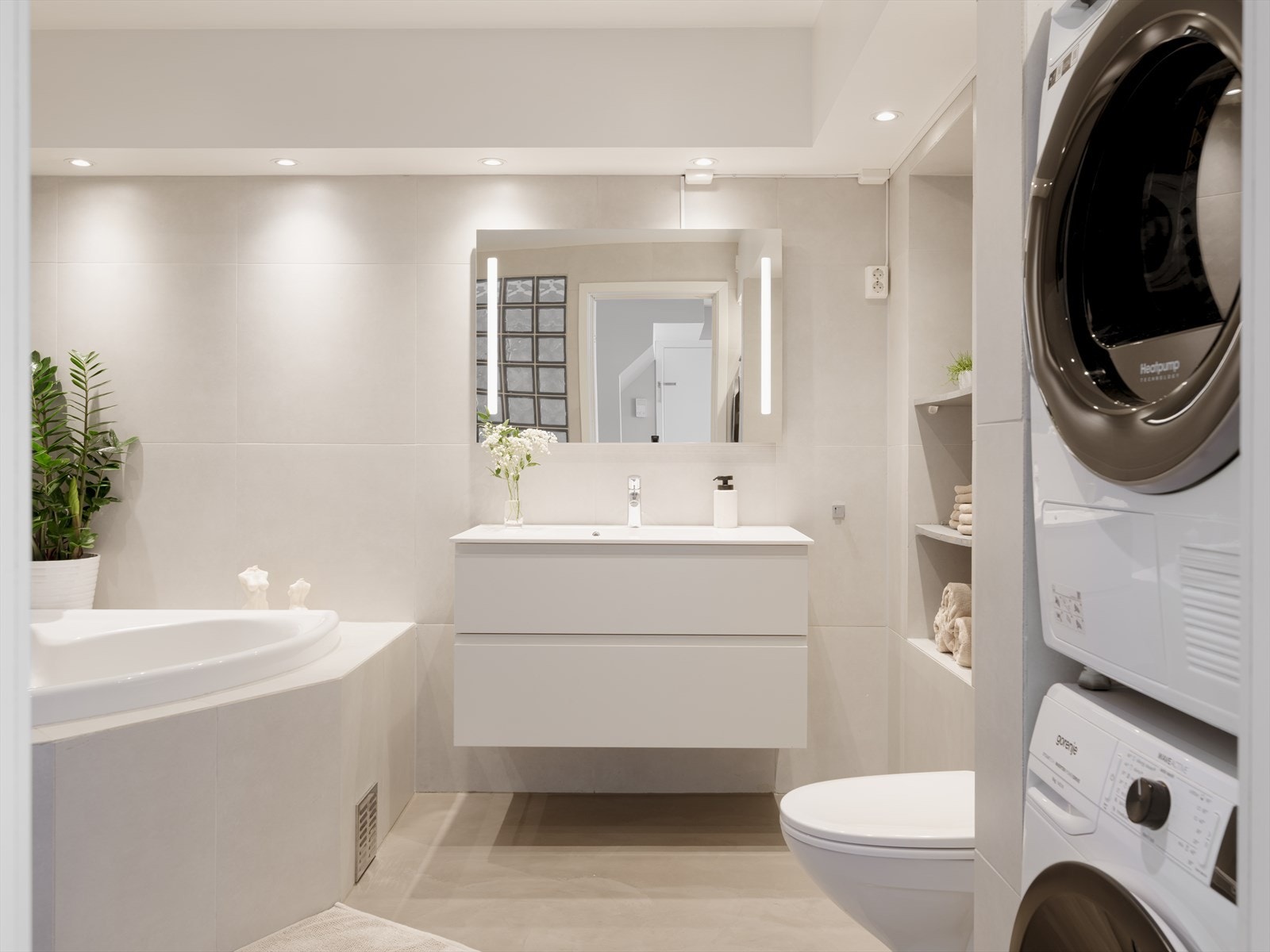 Svært delikat flislagt bad med mikrosement og varmekabler i gulv, samt spotter i himling. Galleribilde