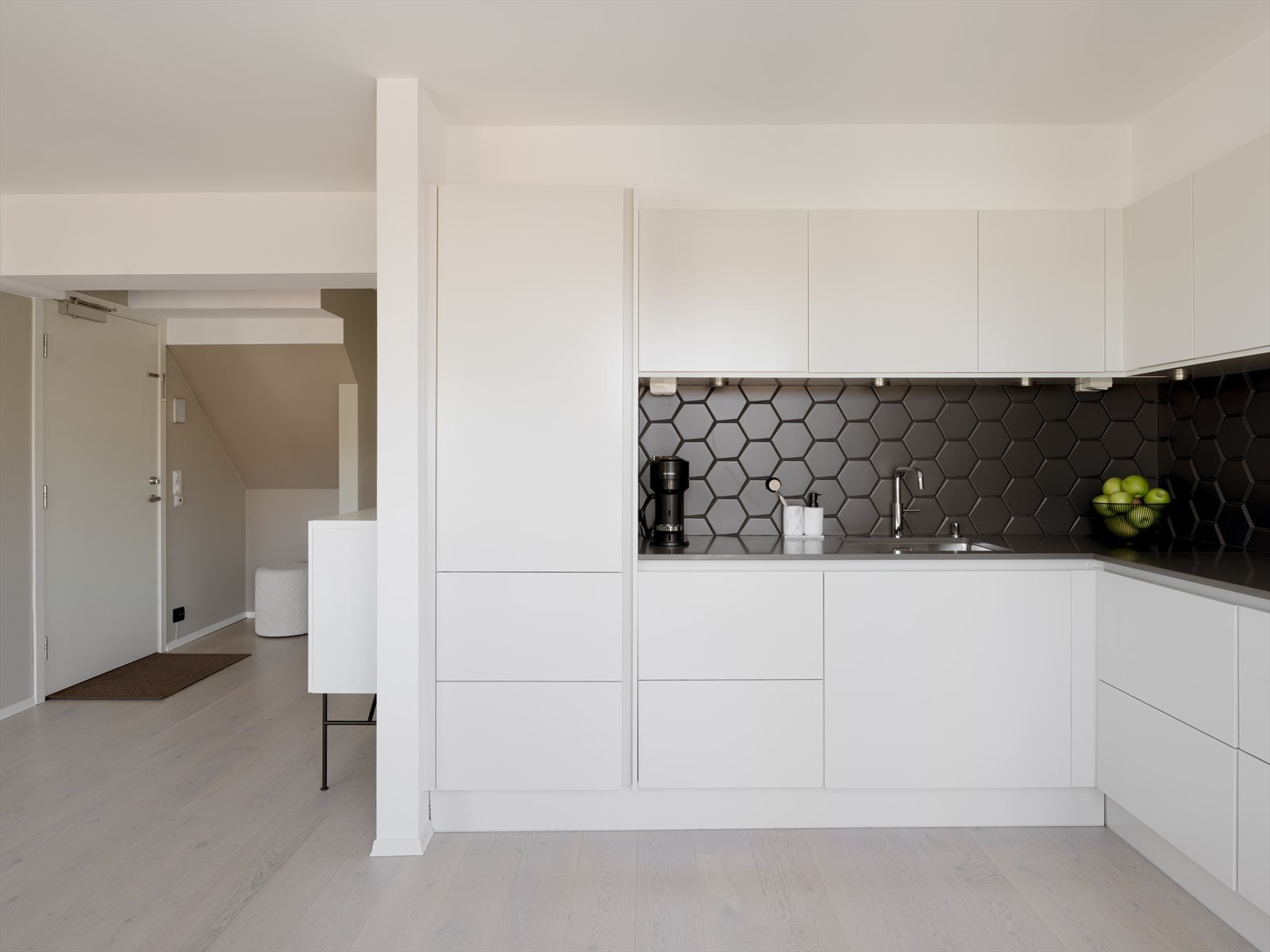 Av hvitevarer (fra HTH) inneholder kjøkkenet integrert platetopp, komfyr, kjøl- og fryseskap og oppvaskmaskin. Galleribilde