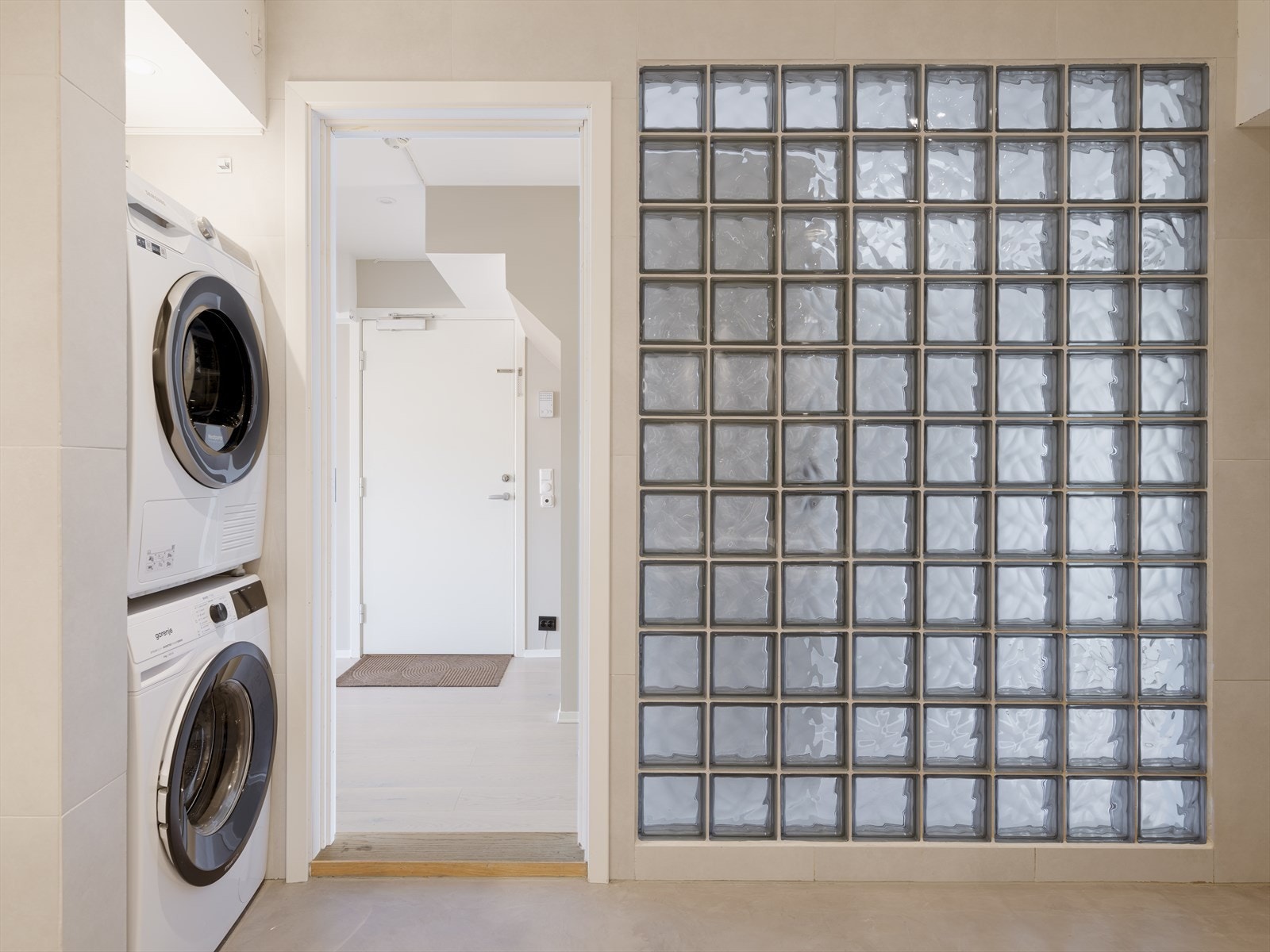 På badet er det opplegg for både vaskemaskin og tørketrommel, svært praktisk i en travel hverdag. Galleribilde