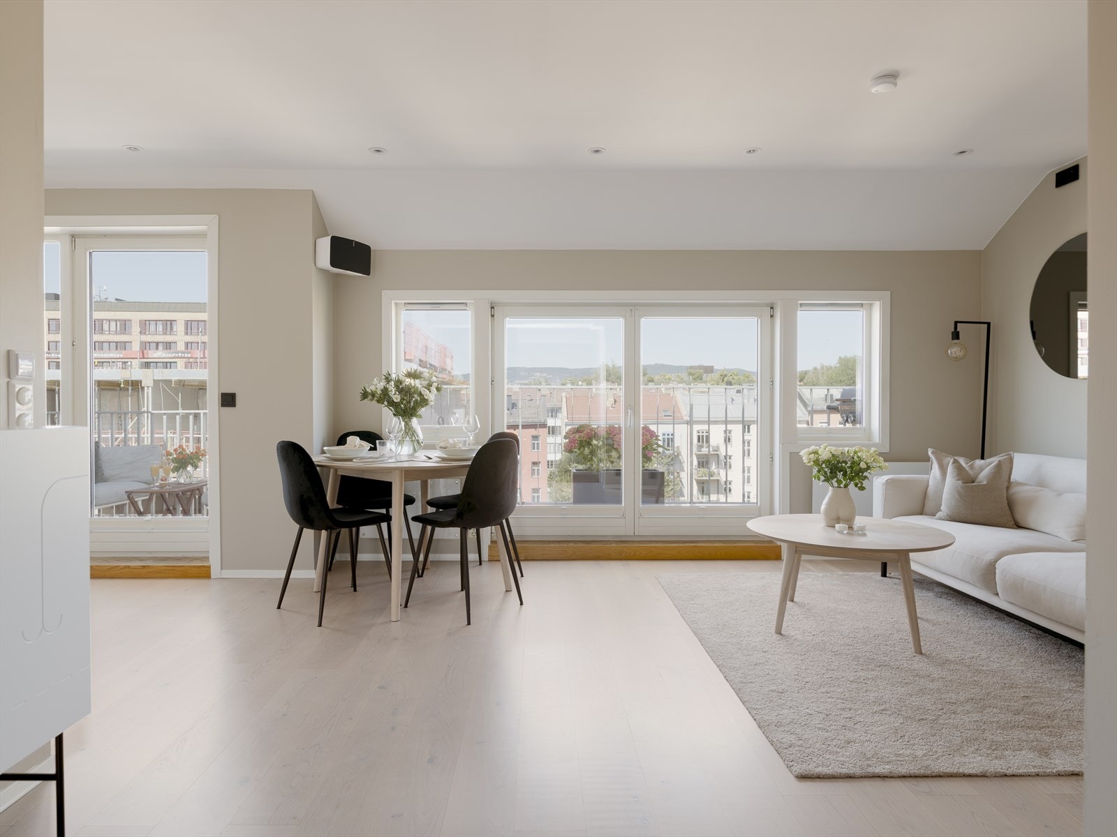 Store vindusflater på rekke og rad bidrar til en svært lys og luftig romfølelse. Galleribilde