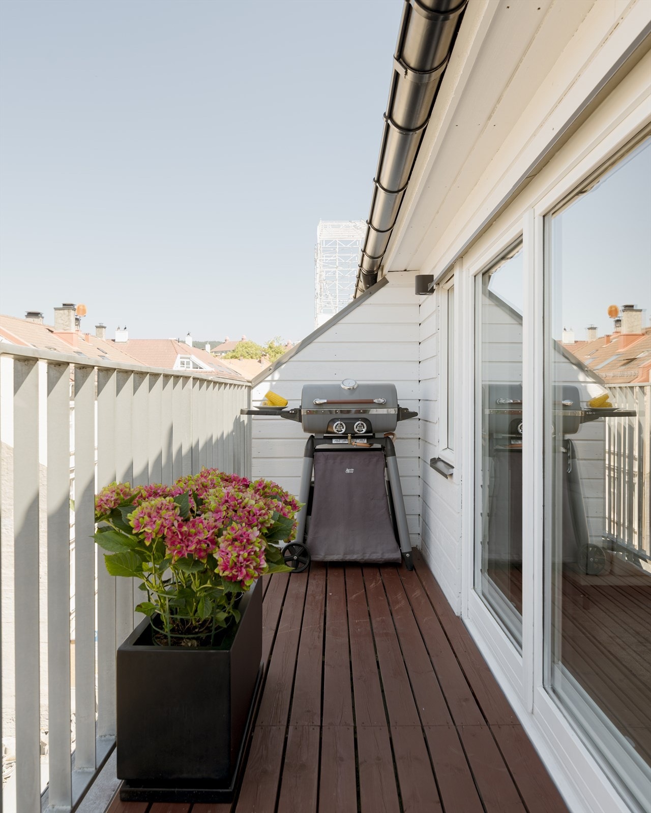 Nydelig nordvest-vendt balkong på ca. 10,5 m², med adkomst fra stuen. Galleribilde