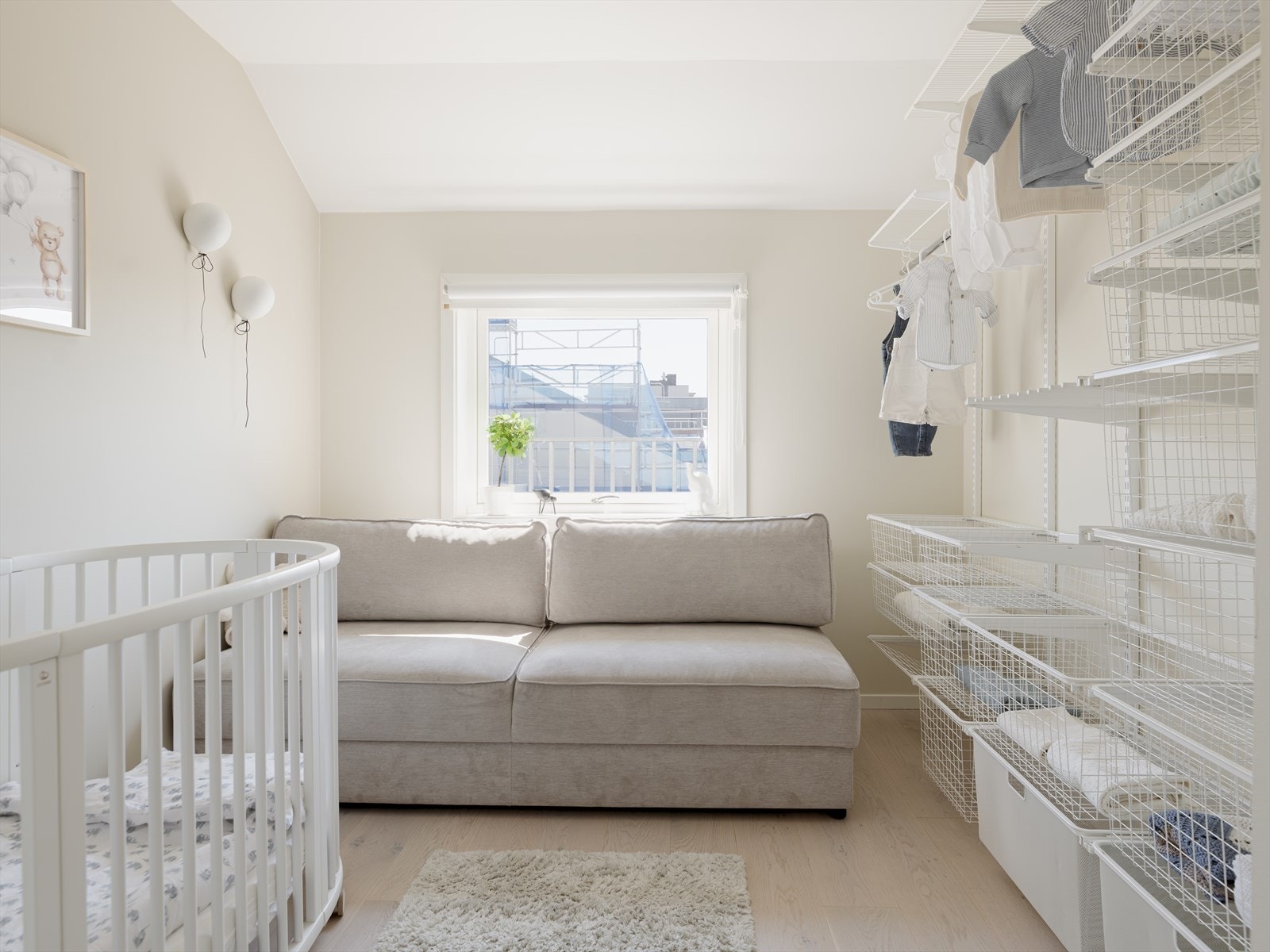 Her har du god plass til dobbeltseng og nattbord, kontorpult eller lignende, alt etter behov. Begge soverommene vender ut mot rolig indre gård. Galleribilde