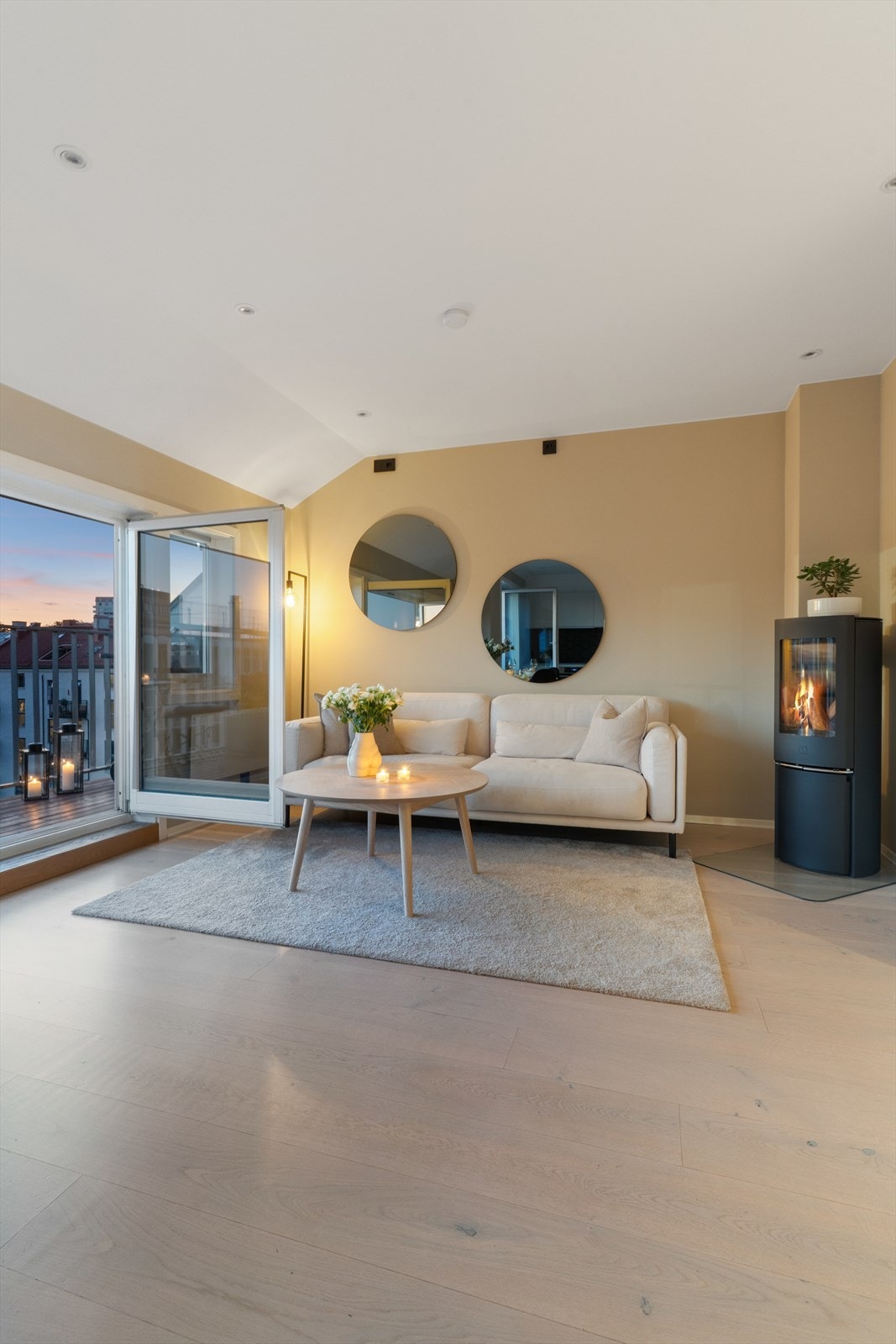 I 2025 ble overflater på vegger og tak i hele boligen malt i et lyst og delikat fargevalg, samt noe sparklet. Galleribilde