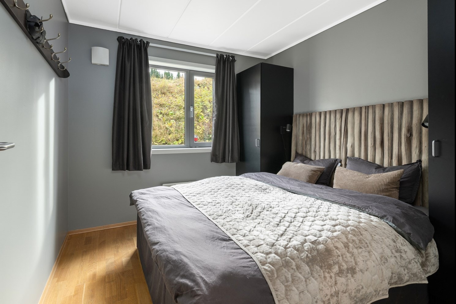 Leiligheten har totalt tre soverom. Alle soverommene ble malt i 2018. Galleribilde