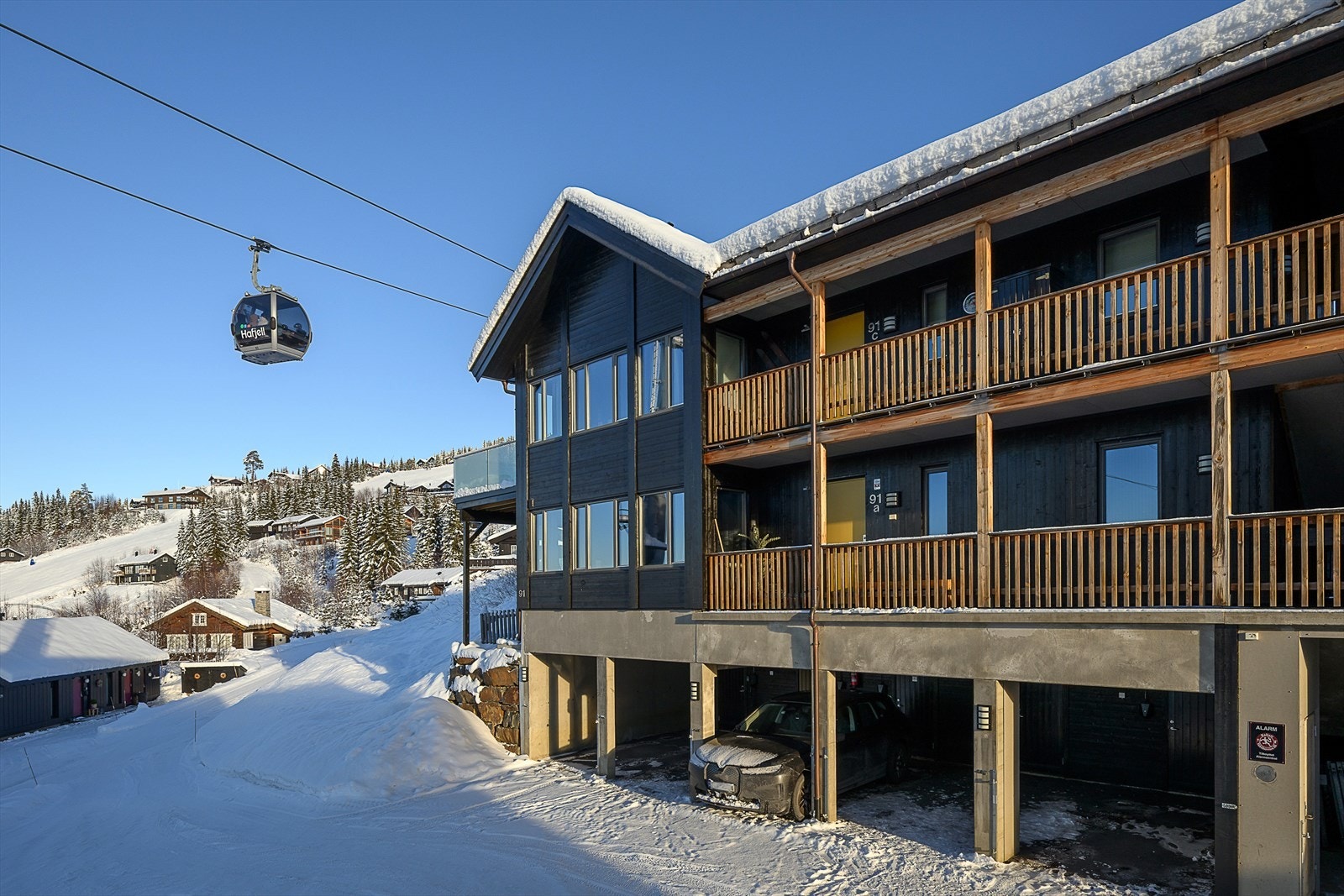 Gjennomgående 4-roms fritidsleilighet med p-plass i carport med tilhørende bod. Galleribilde