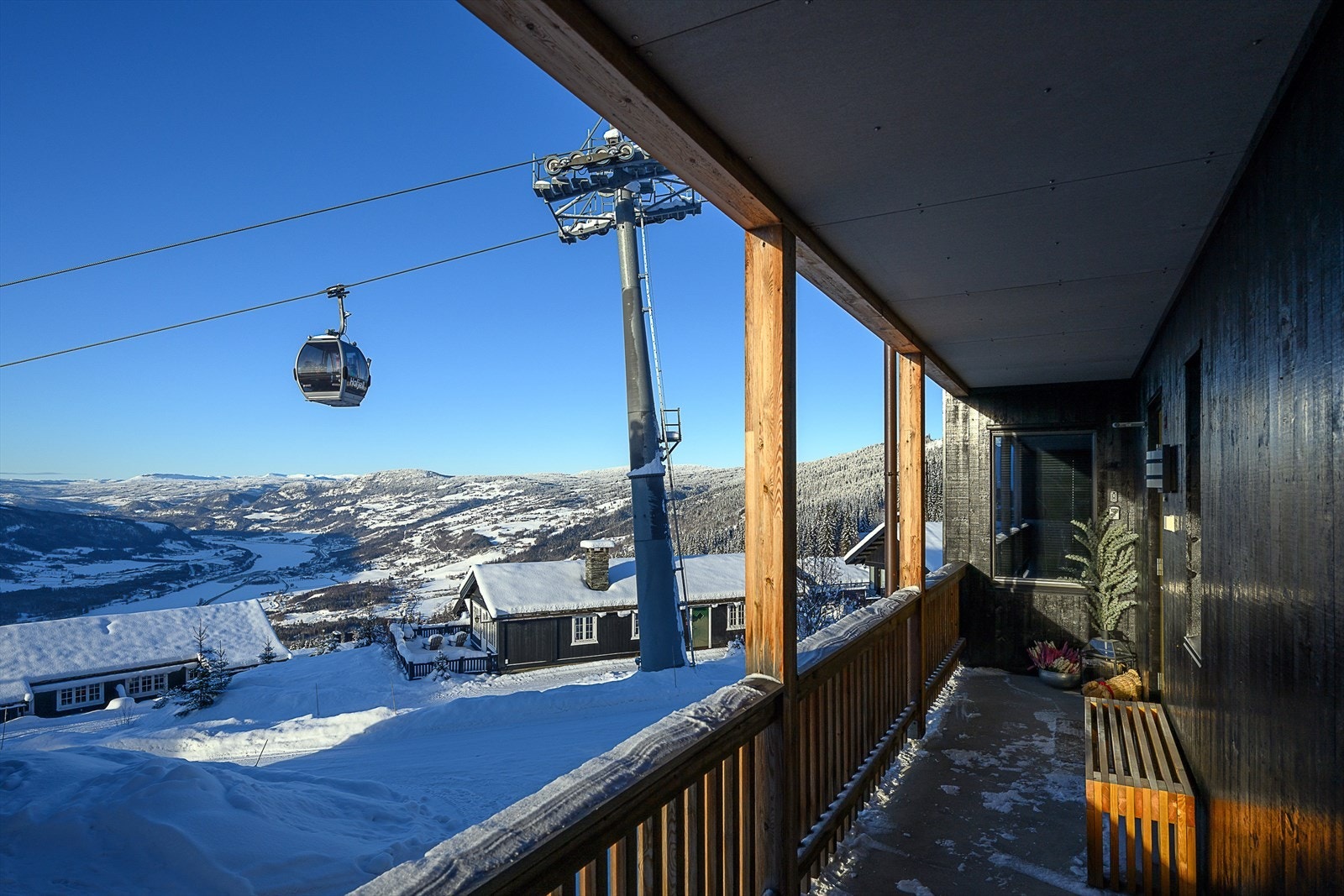 Vestvendt uteplass/svalgang som byr på gode solforhold og nydelig utsikt. Galleribilde