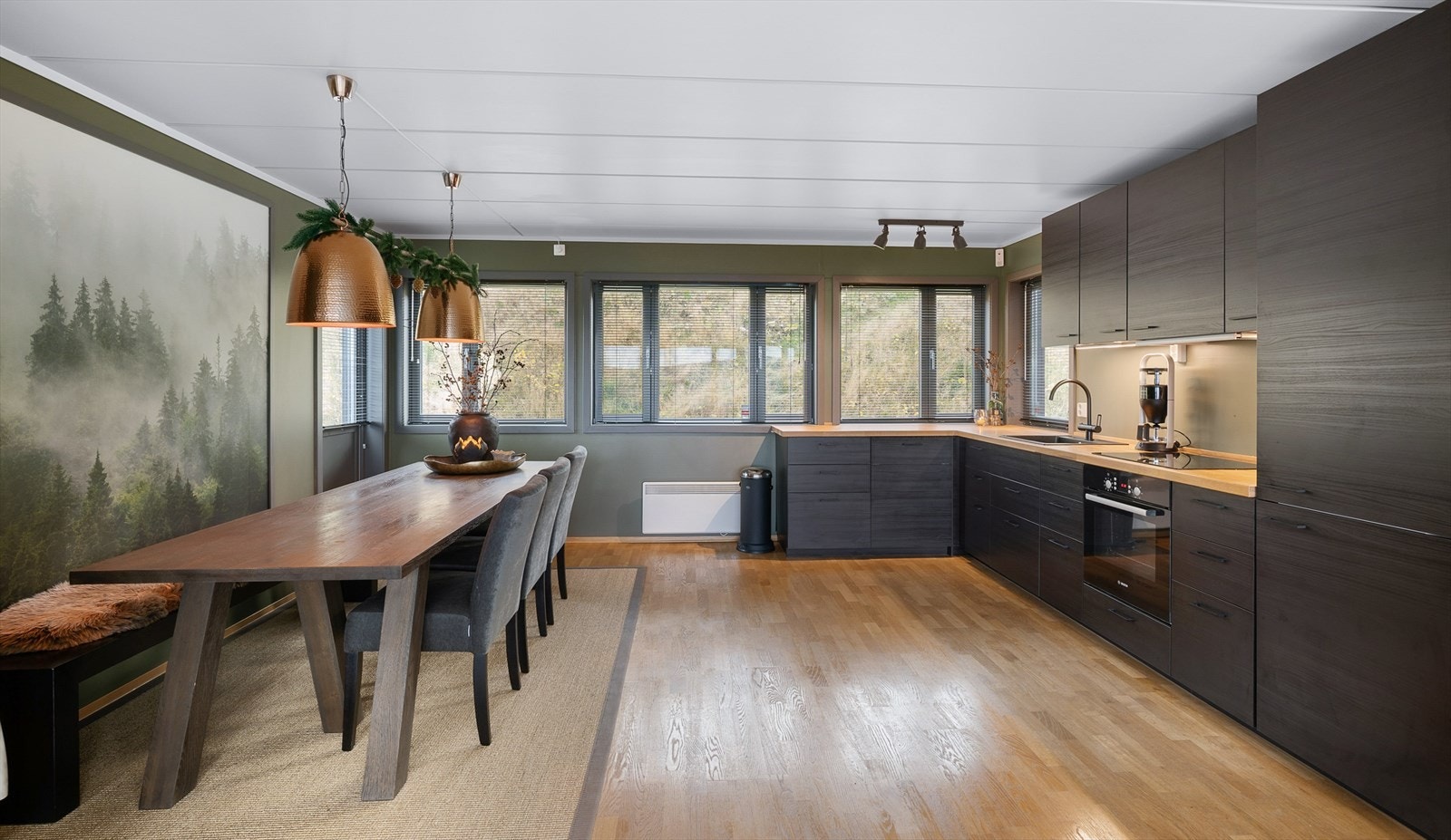 Kjøkkeninnredningen er fra IKEA. Det er heltre benkeplate og laminerte fronter. Galleribilde