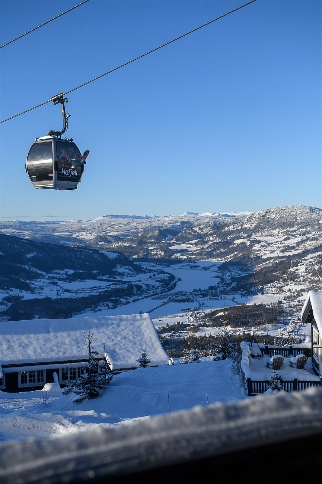 Vestvendt uteplass/svalgang som byr på gode solforhold og nydelig utsikt. Galleribilde