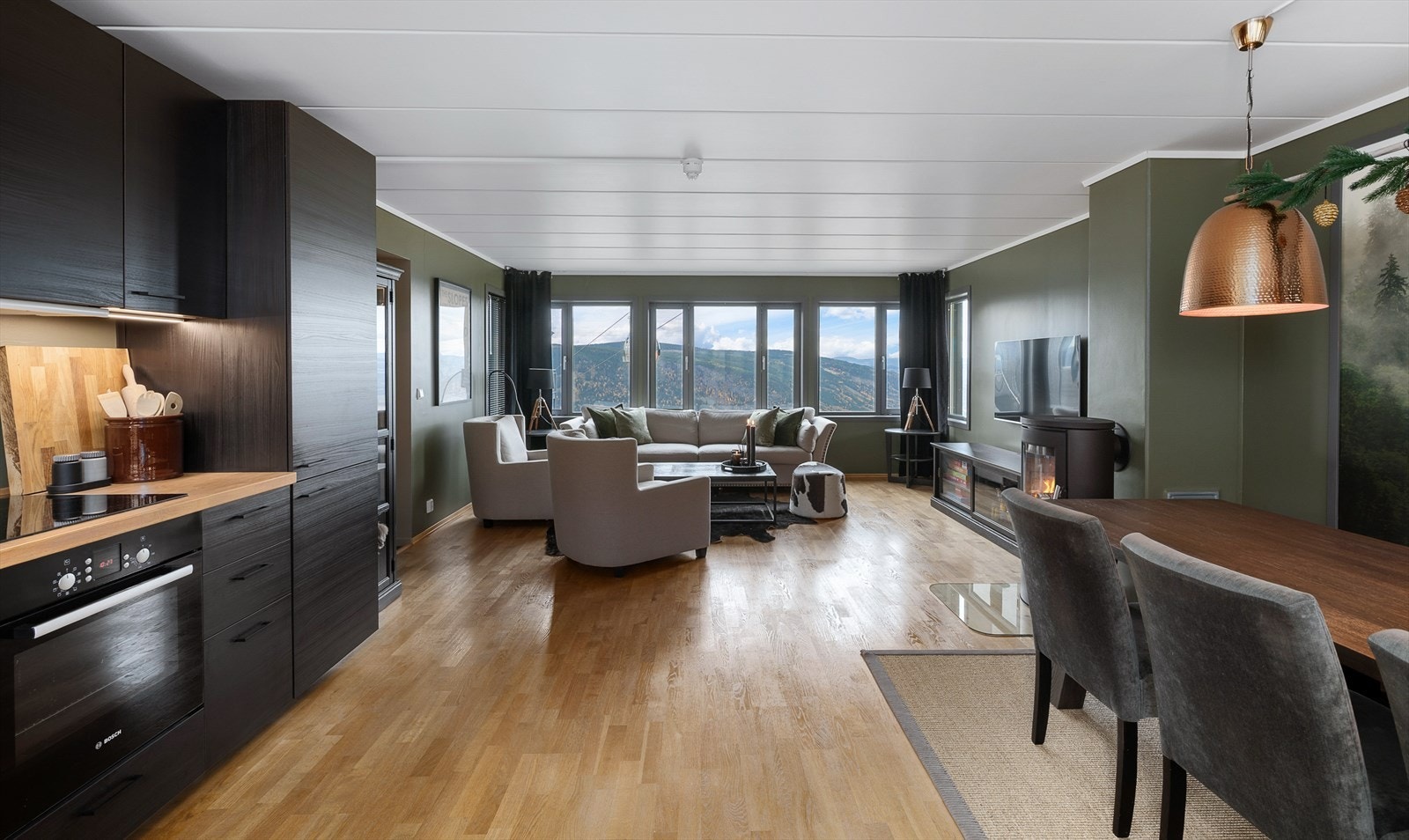 Integrerte hvitevarer, herunder komfyr, koketopp, kjøl/frys og oppvaskmaskin. Hvitevarer på kjøkken medfølger handelen. Galleribilde