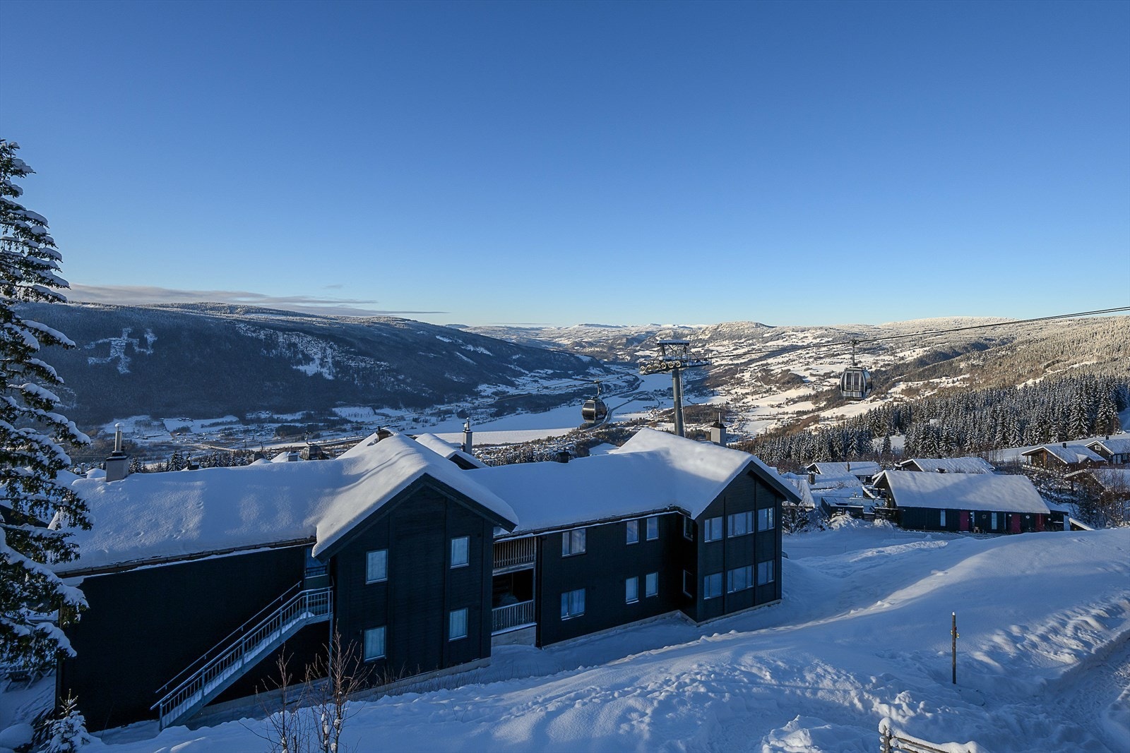 Leiligheten ligger i Hafjell Fjellandsby, og har en nydelig utsikt oppover Gudbrandsdalen og Lågen. Galleribilde