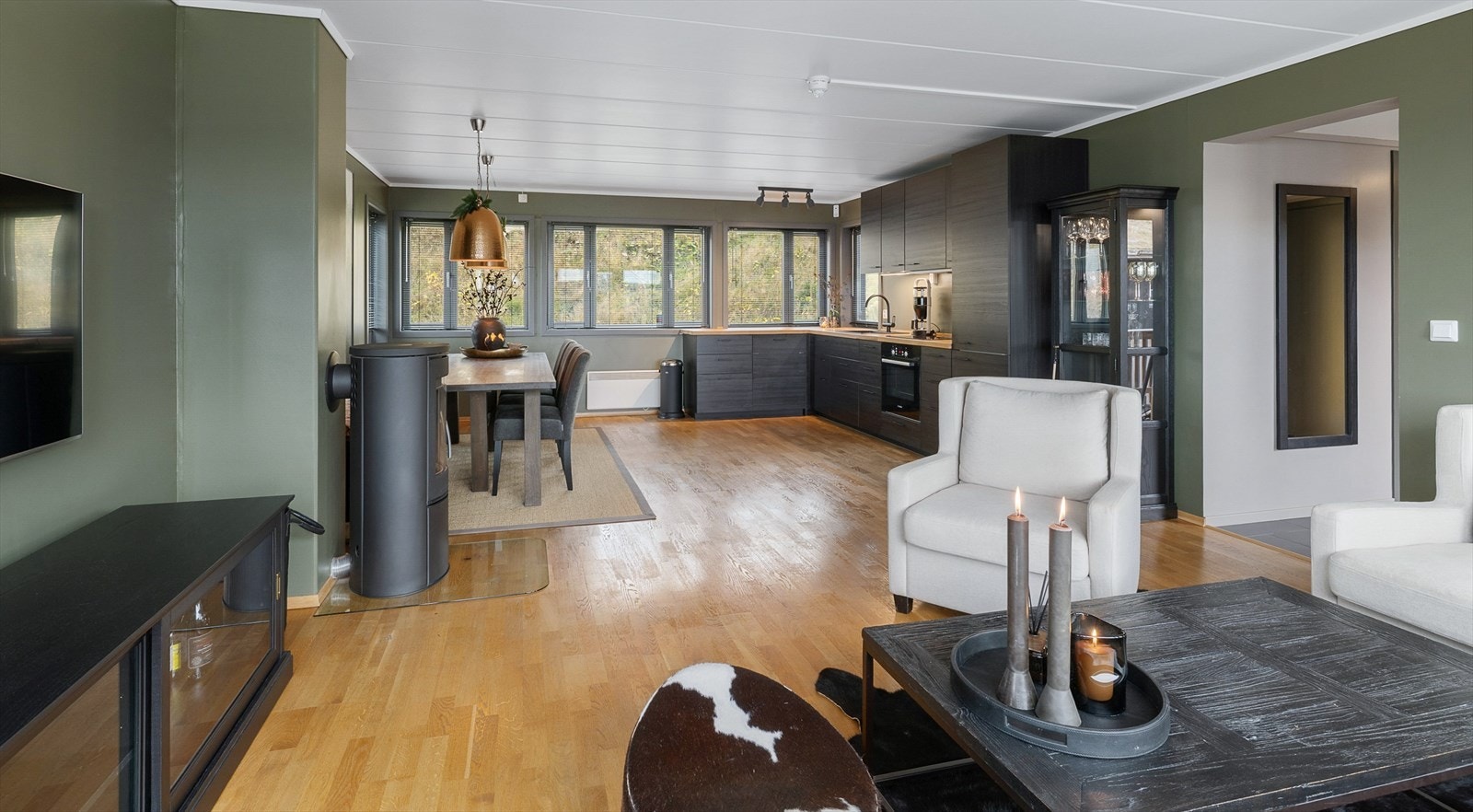 Det ble satt inn ny kjøkkeninnredning og alle veggflater malt i 2018. Galleribilde