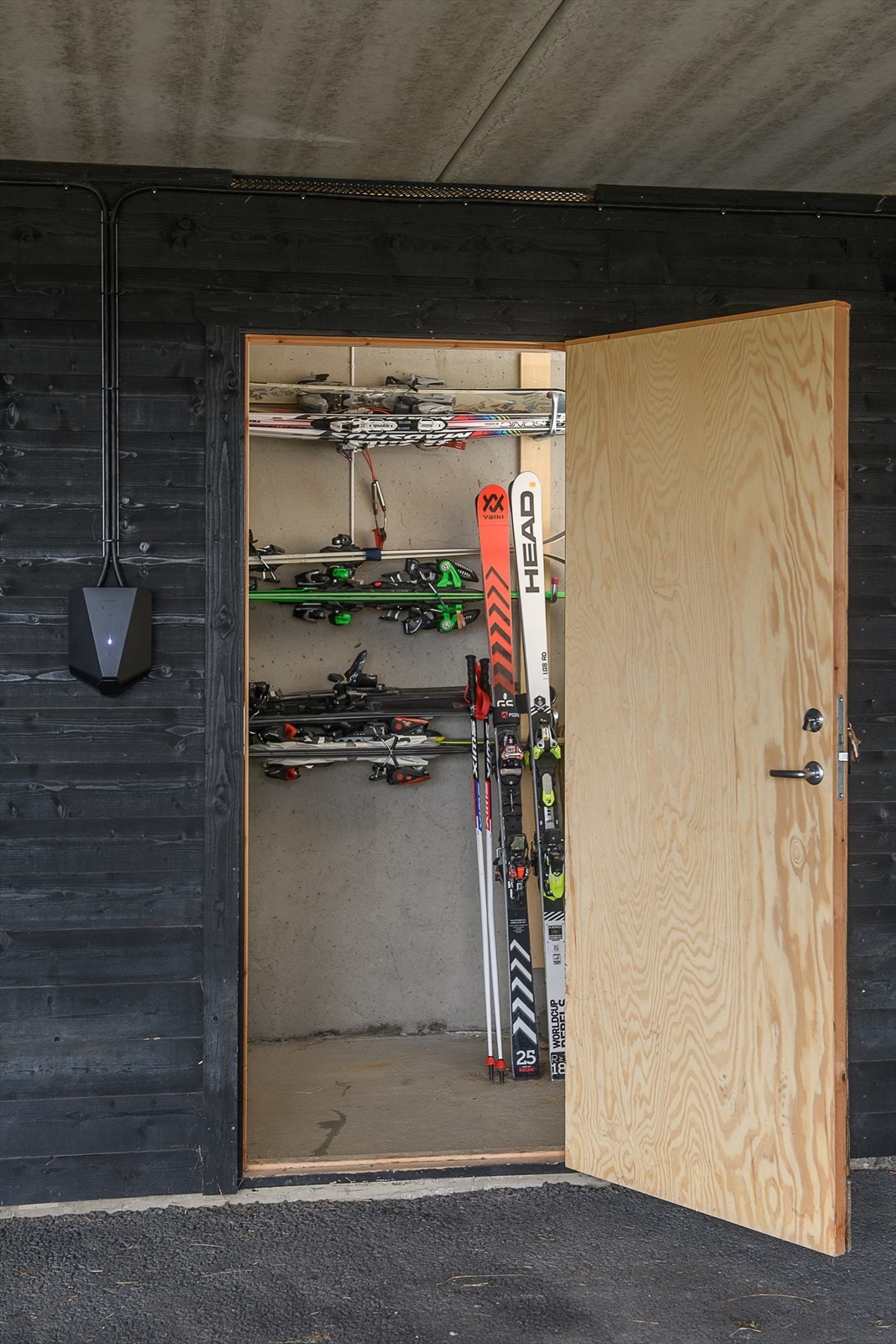 Egen sportsbod i tilknytning til p-plassen. Det er installert elbil-lader. Galleribilde