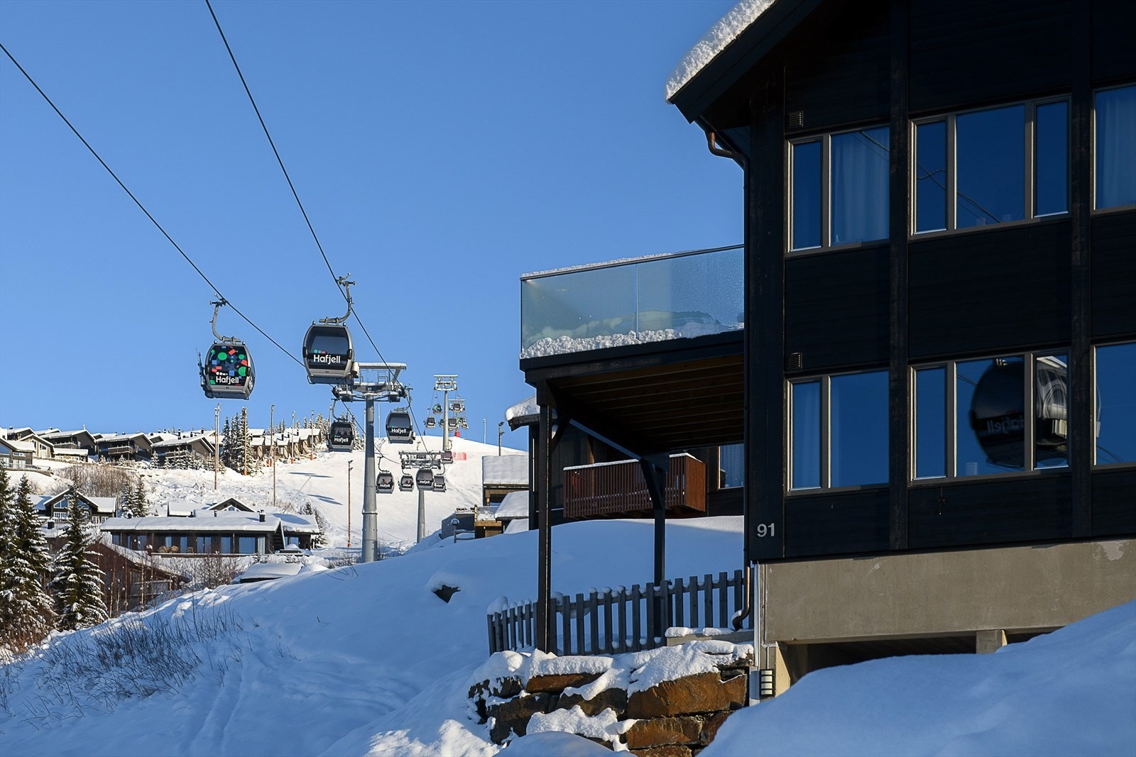 Fra spiseplassen i stuen er det utgang til uteplass på sameiets tomt. Galleribilde