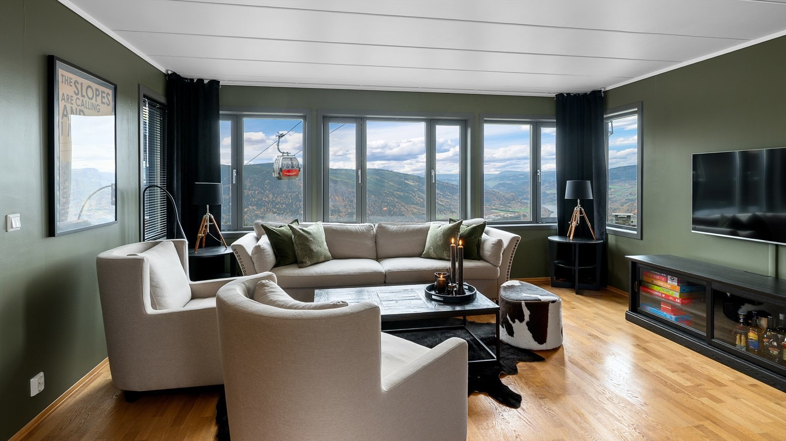 Vindusrekken mot vest kan nytes fra sofakroken. Galleribilde